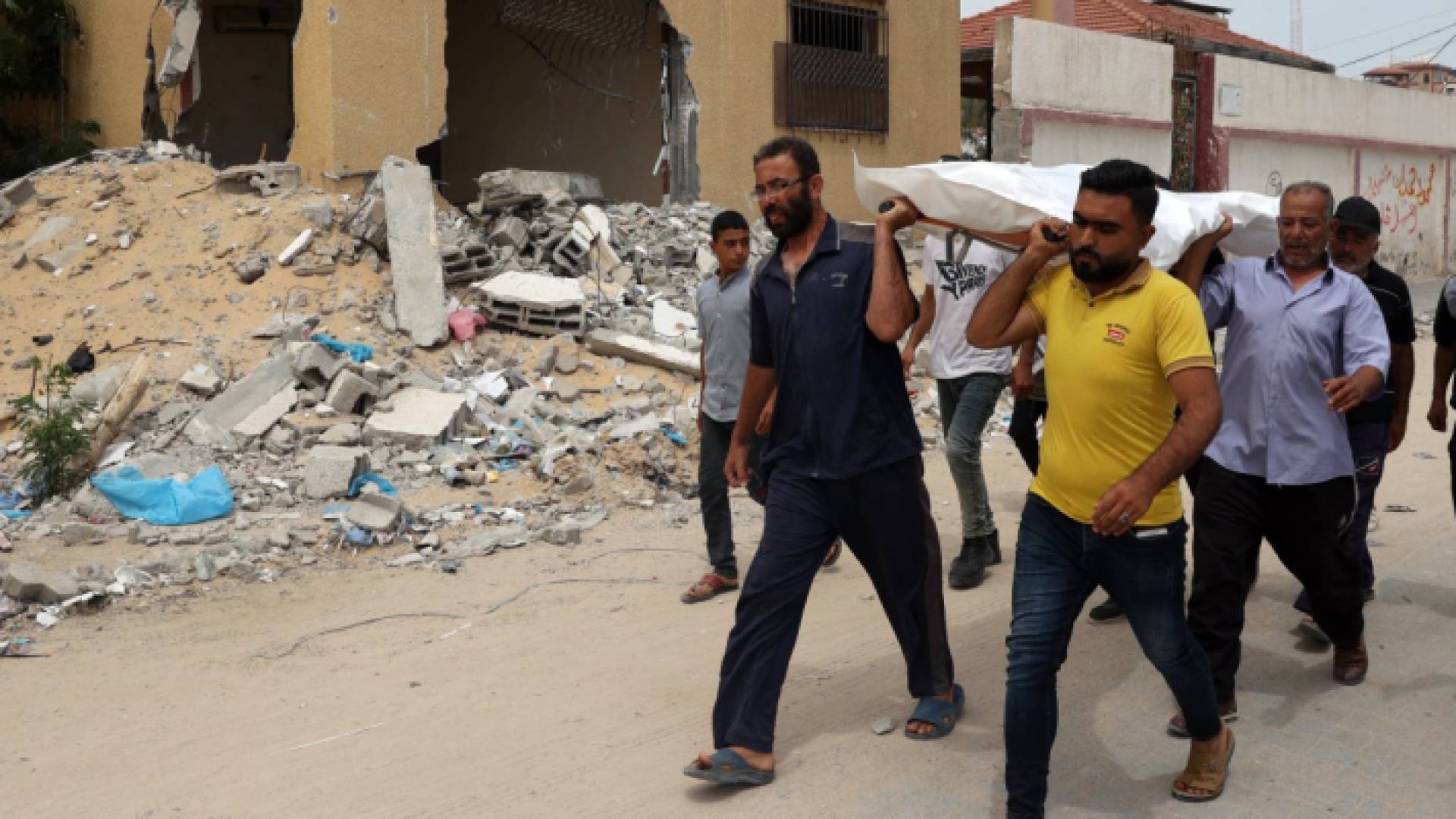 فلسطينيون يحملون شهيدا على الأكتاف