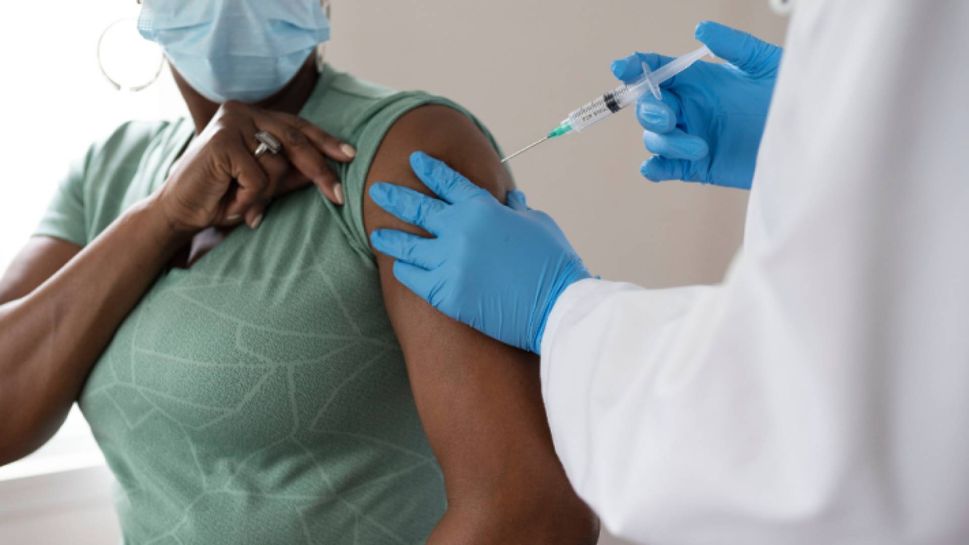 سيدة تتلقى لقاح مضاد لفيروس كورونا - أرشيف