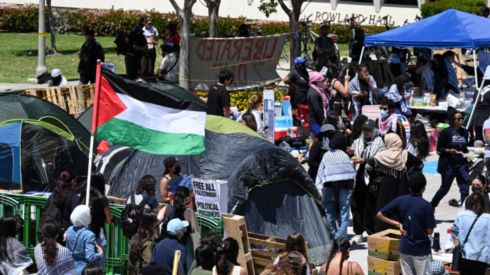 طلاب وناشطون في الحرم الجامعي بجامعة كاليفورنيا في إيرفين - AFP