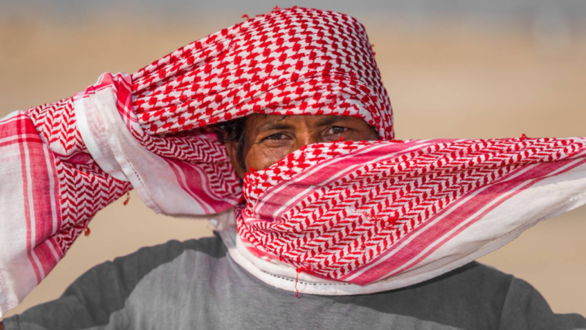 عامل أردني ملثم بالشماغ