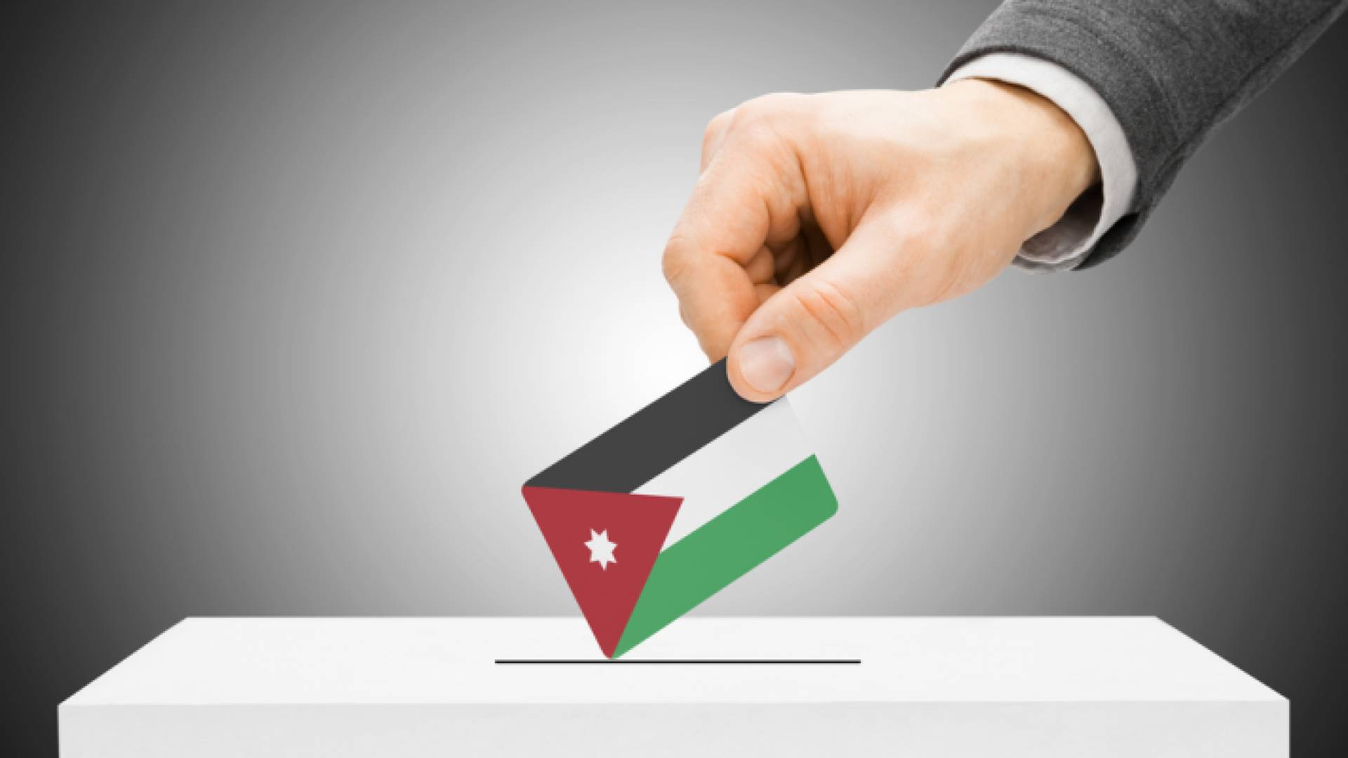 شخص رجل يقوم بإدخال اعلم الأردن في صندوق الاقتراع