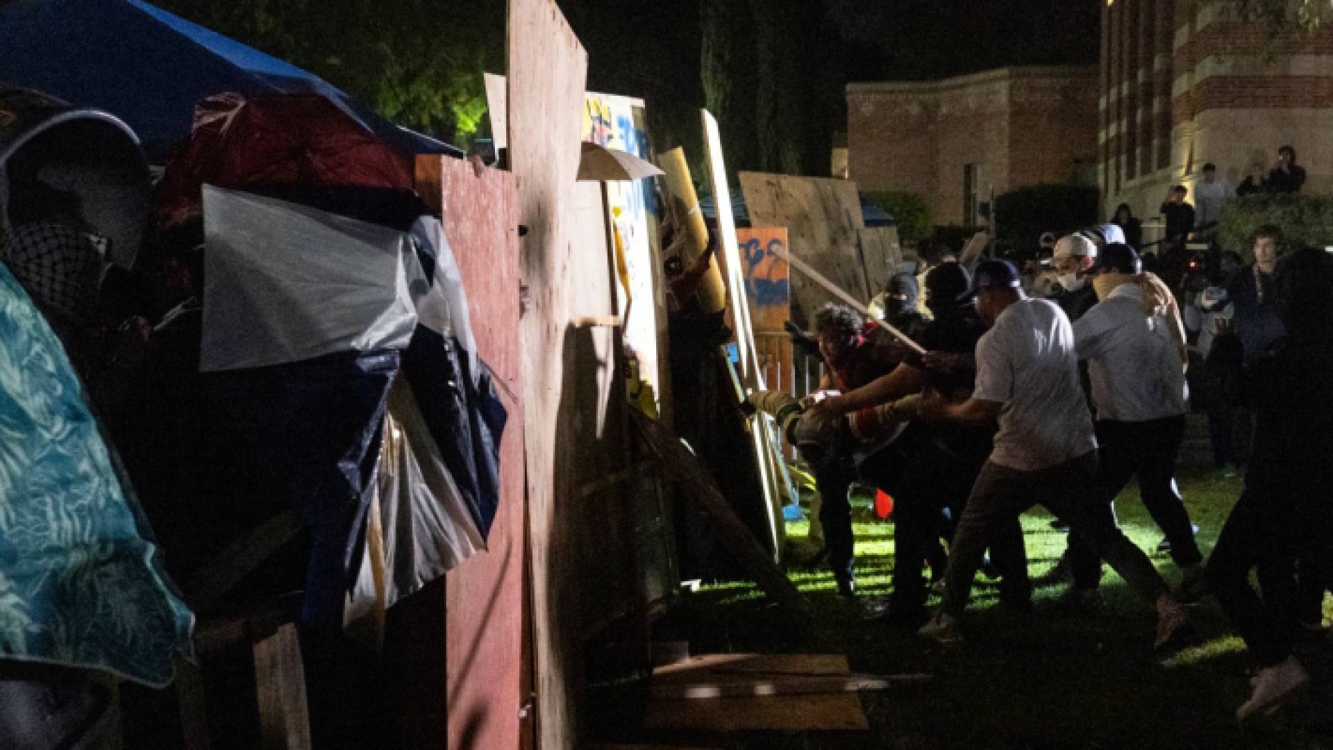 اشتباكات في حرم جامعة كاليفورنيا في لوس أنجلوس