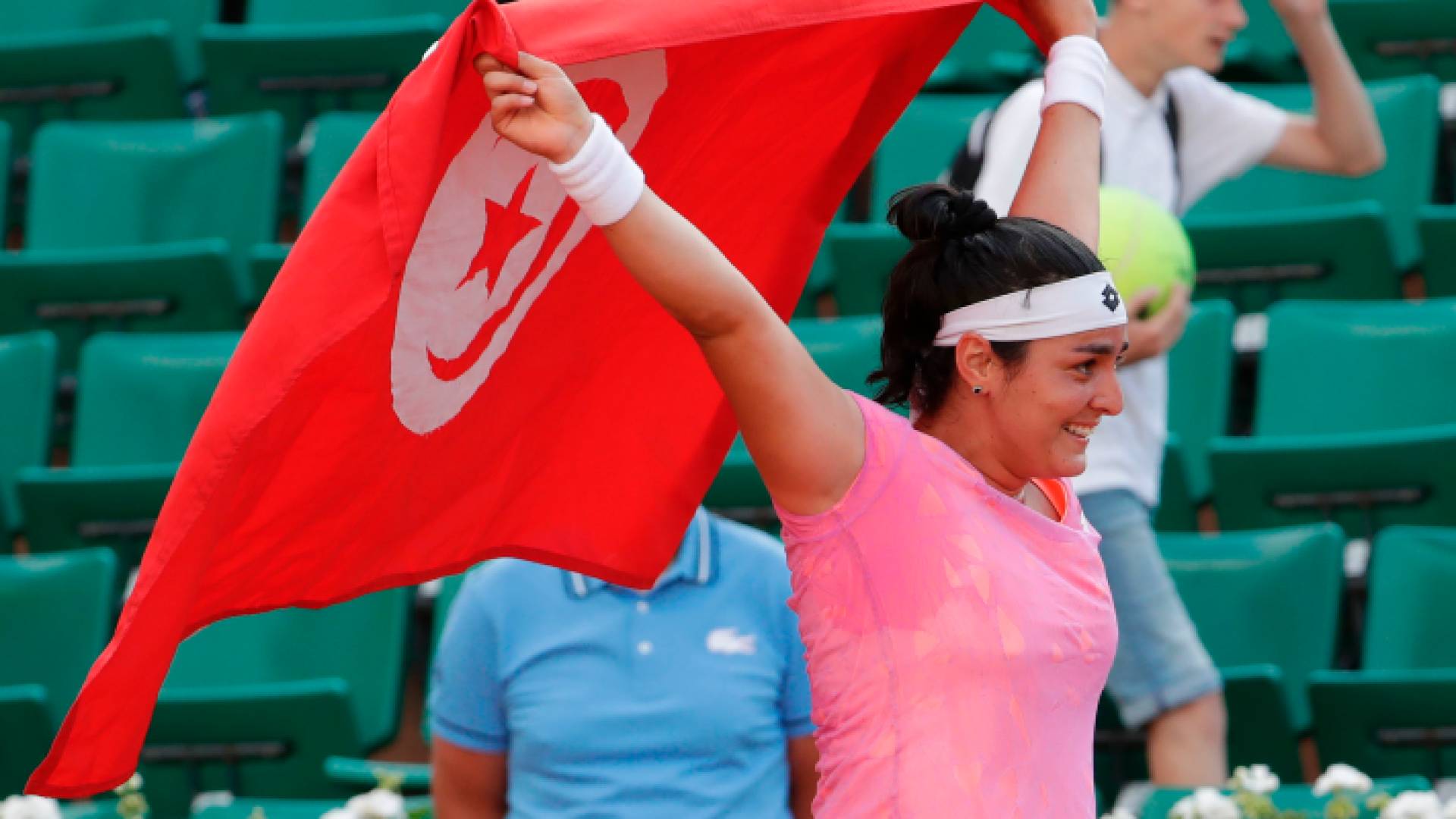 التونسية أنس جابر ترفع علم بلادها