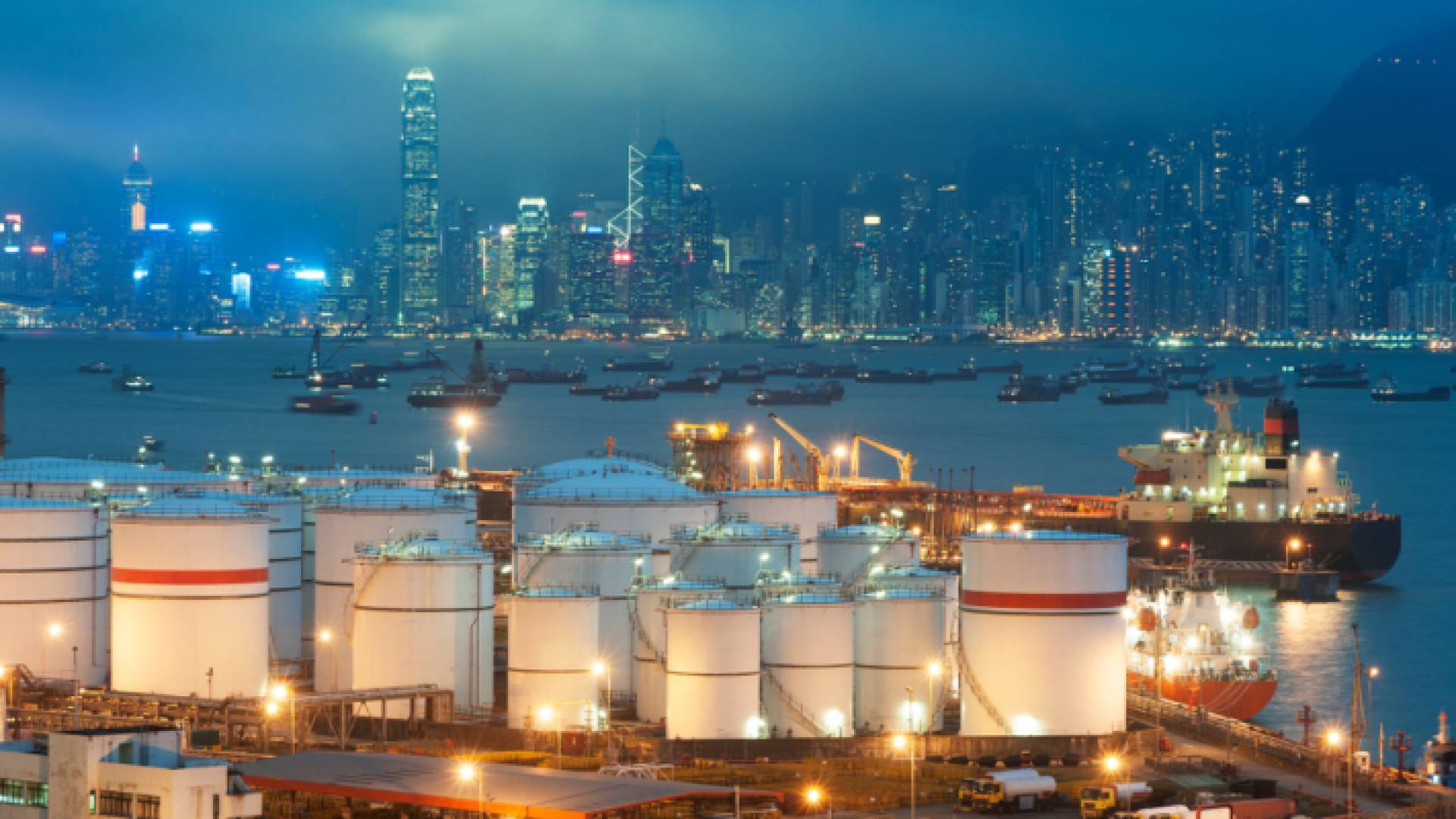 مشهد لصهاريج تخزين نفط