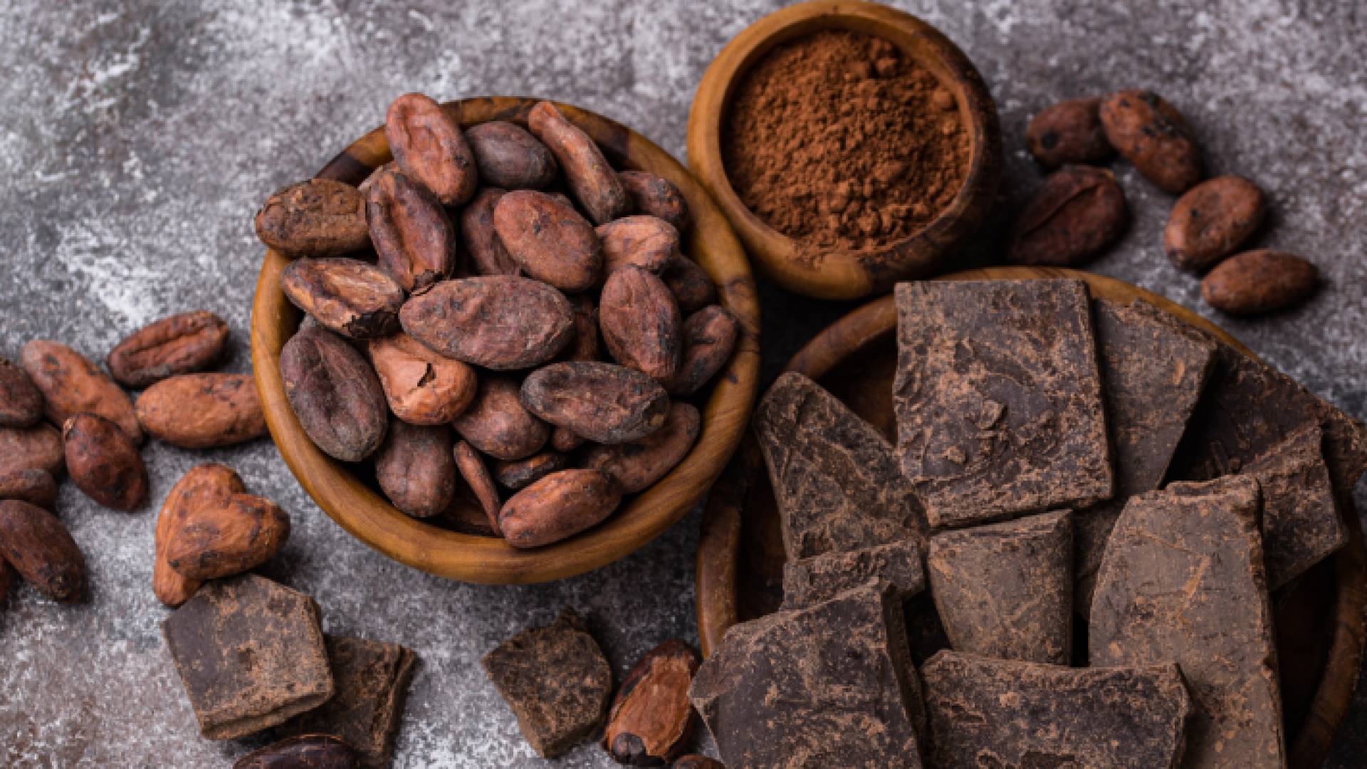 شوكولاتة داكنة وبذور الكاكاو