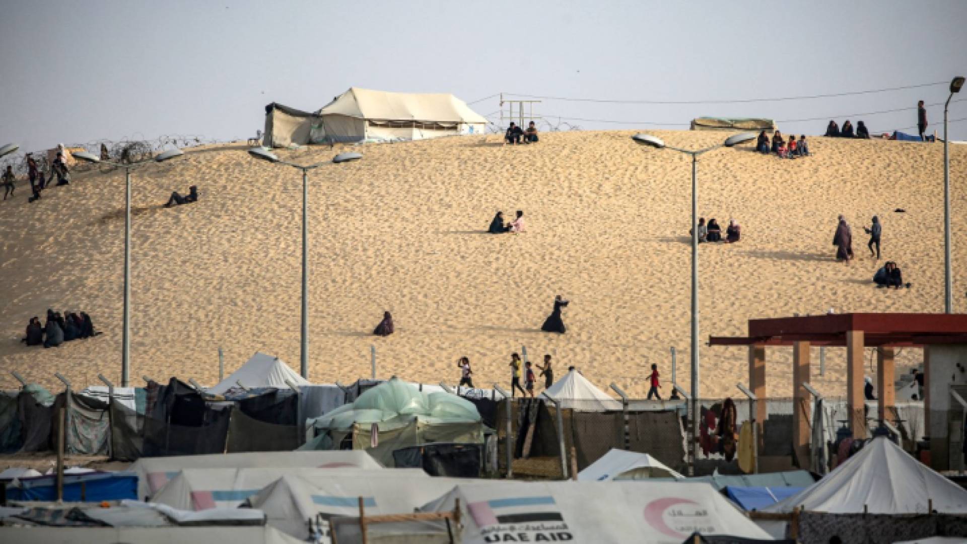 نازحون فلسطينيون قرب خيامهم في مدينة رفح جنوبي قطاع غزة