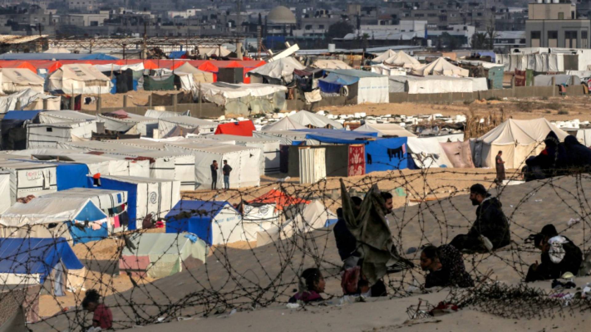 نازحون فلسطينيون في مدينة رفح جنوبي قطاع غزة