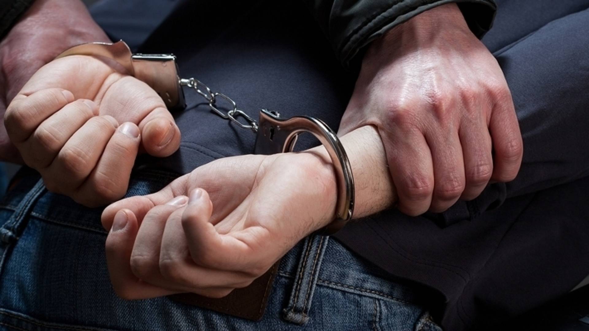 صورة إلقاء القبض على مطلوب