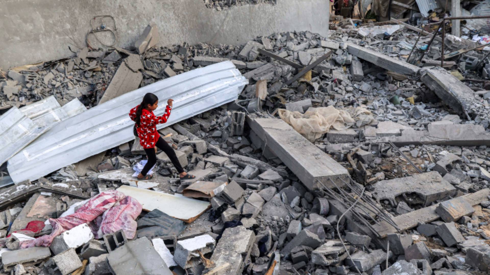 صغيرة تسير فوق ركام