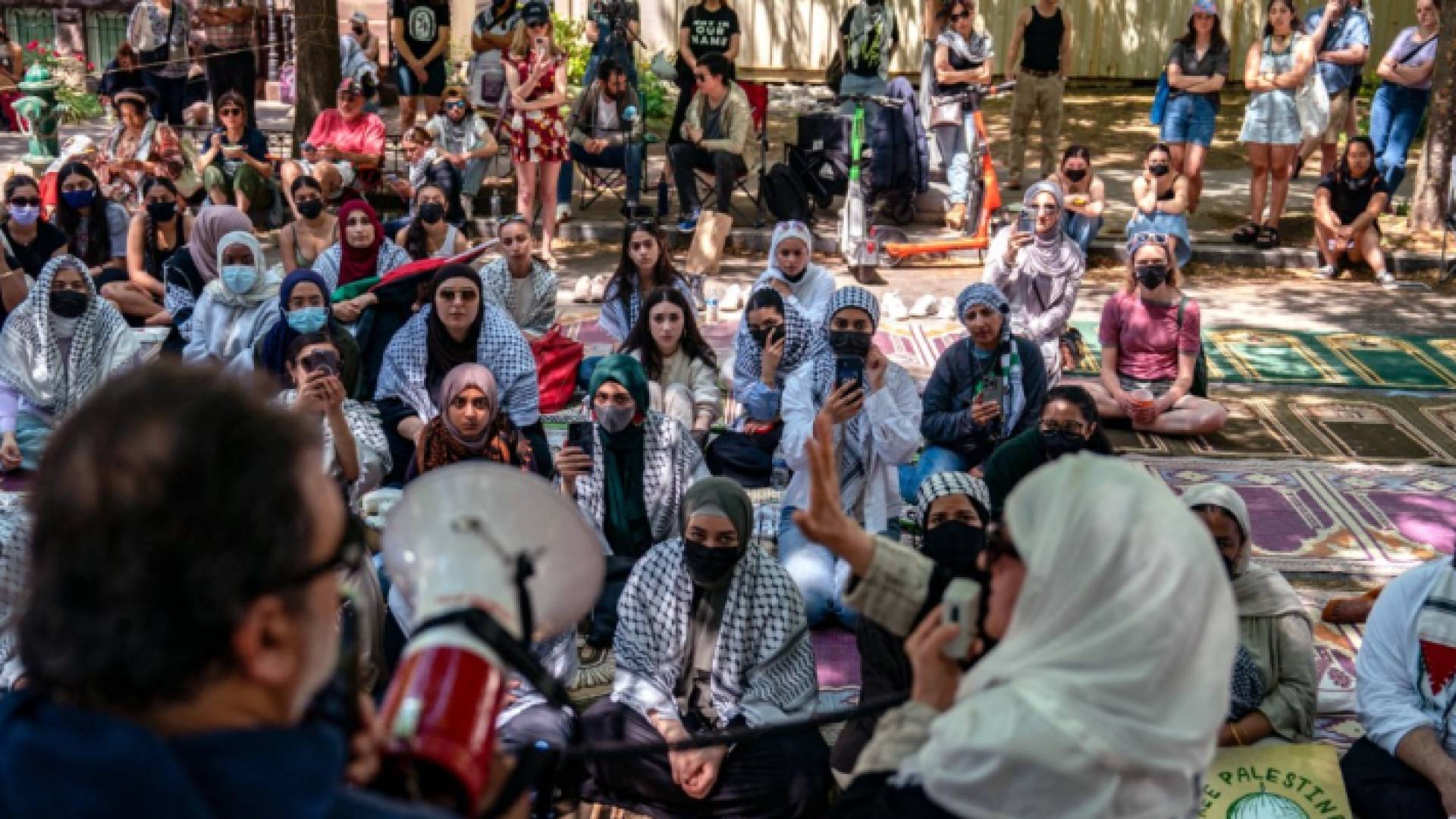 طلبة من الجامعات الامريكية يعتصمون دعما لفلسطين