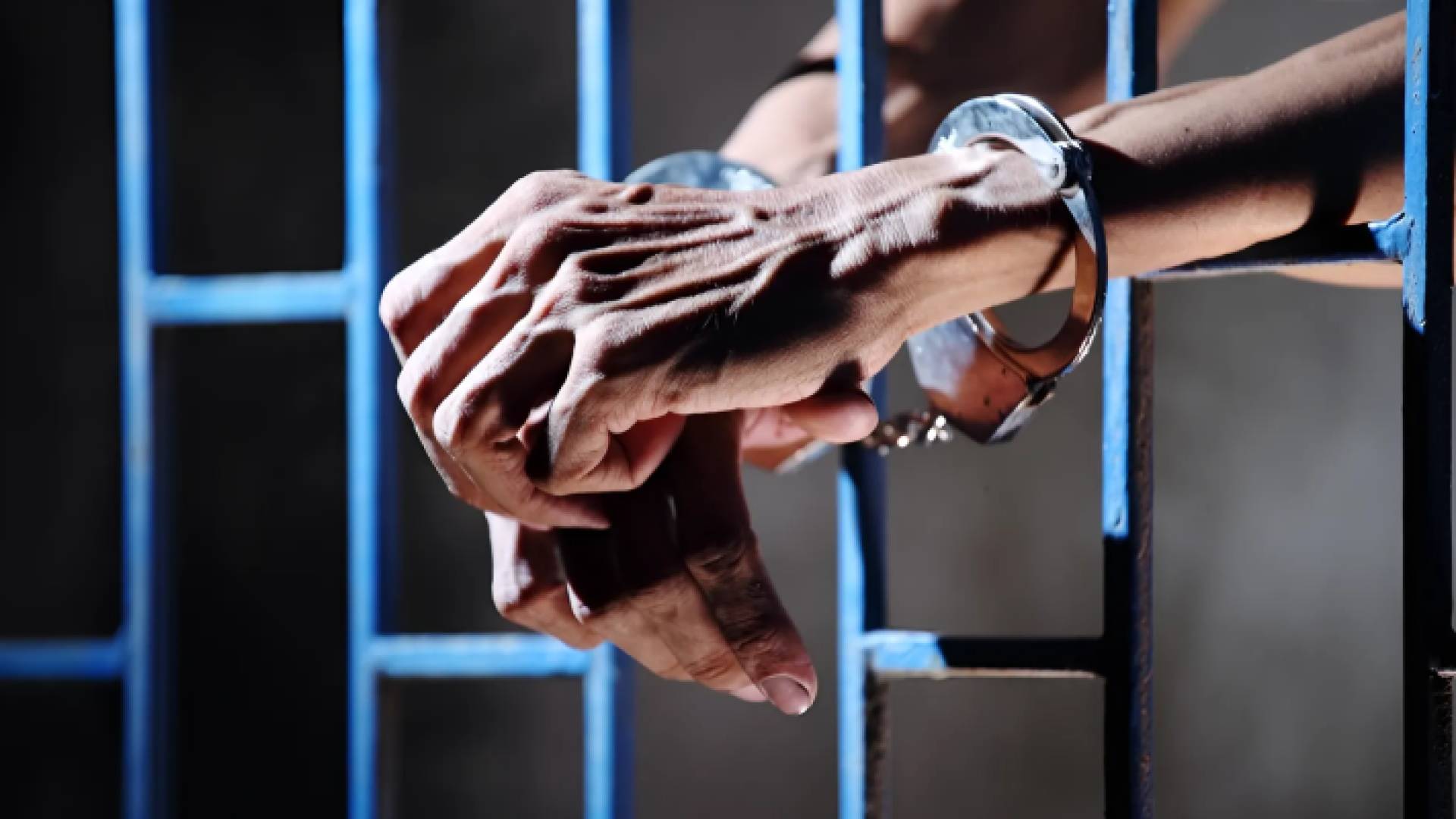 شخص داخل الحبس