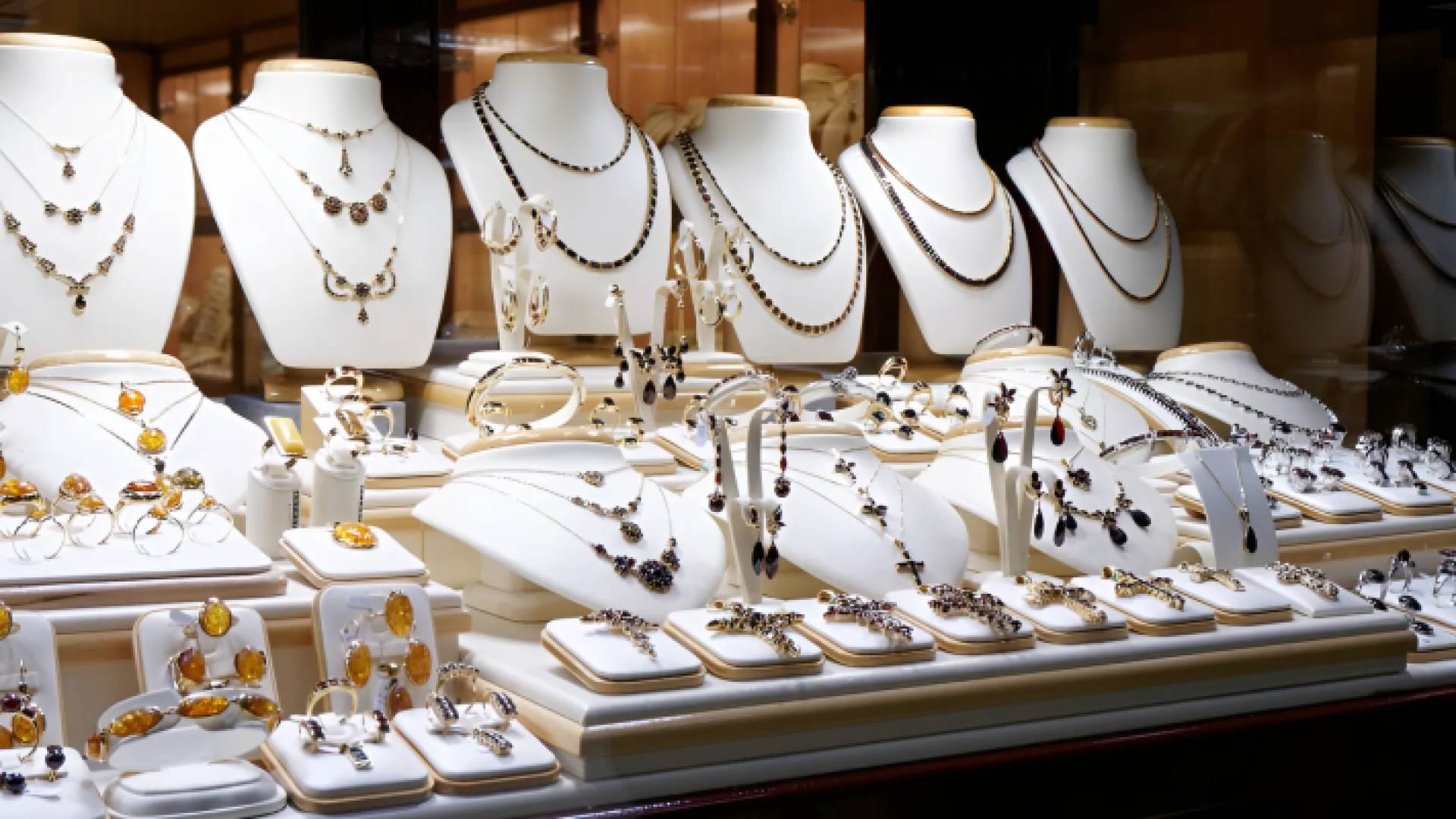 حلي ومجوهرات