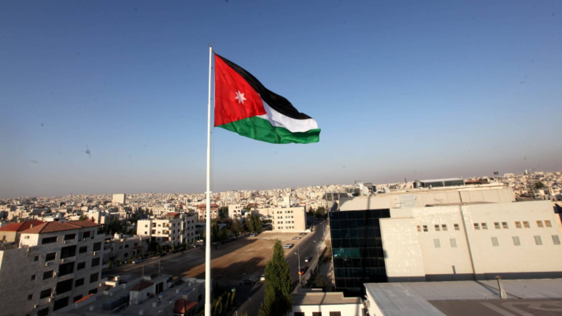 العلم الأردني يرفرف