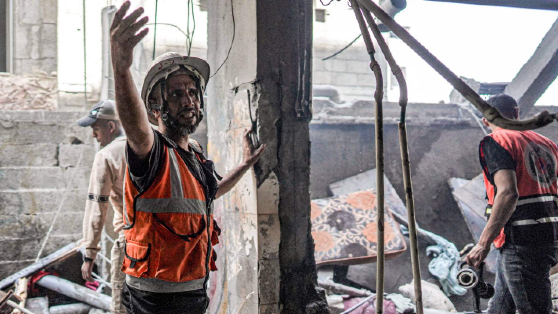 رجال الدفاع المدني في غزة يبحثون عن شهداء وناجين جراء عدوان الاحتلال