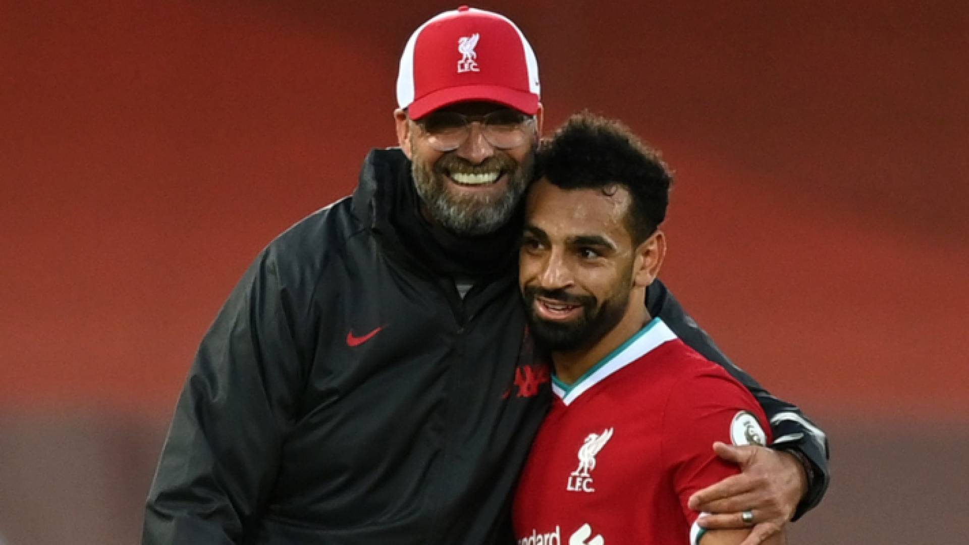 المدرب يورغن كلوب مع اللاعب محمد صلاح