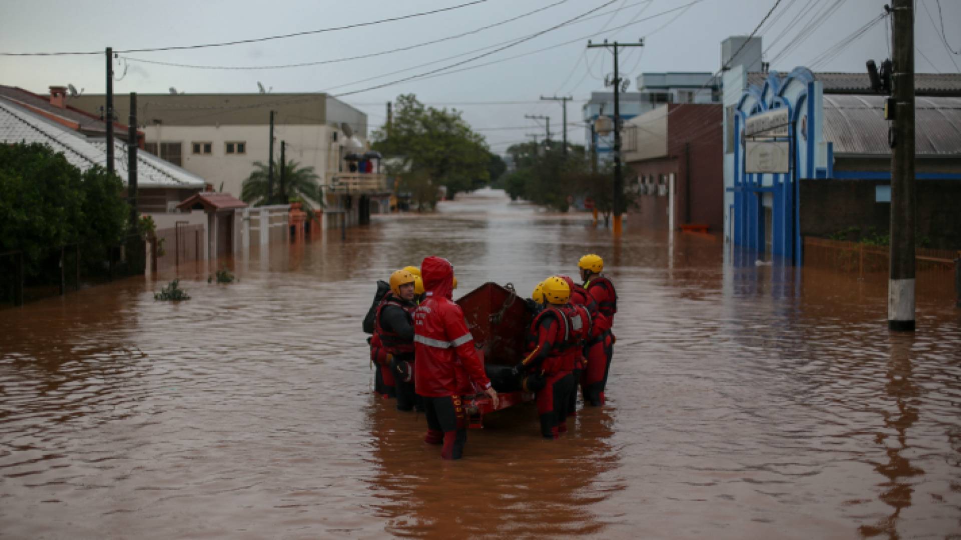 رجال الإطفاء يعملون في شارع غمرته المياه في وسط مدينة ساو سيباستياو دو كاي - AFP
