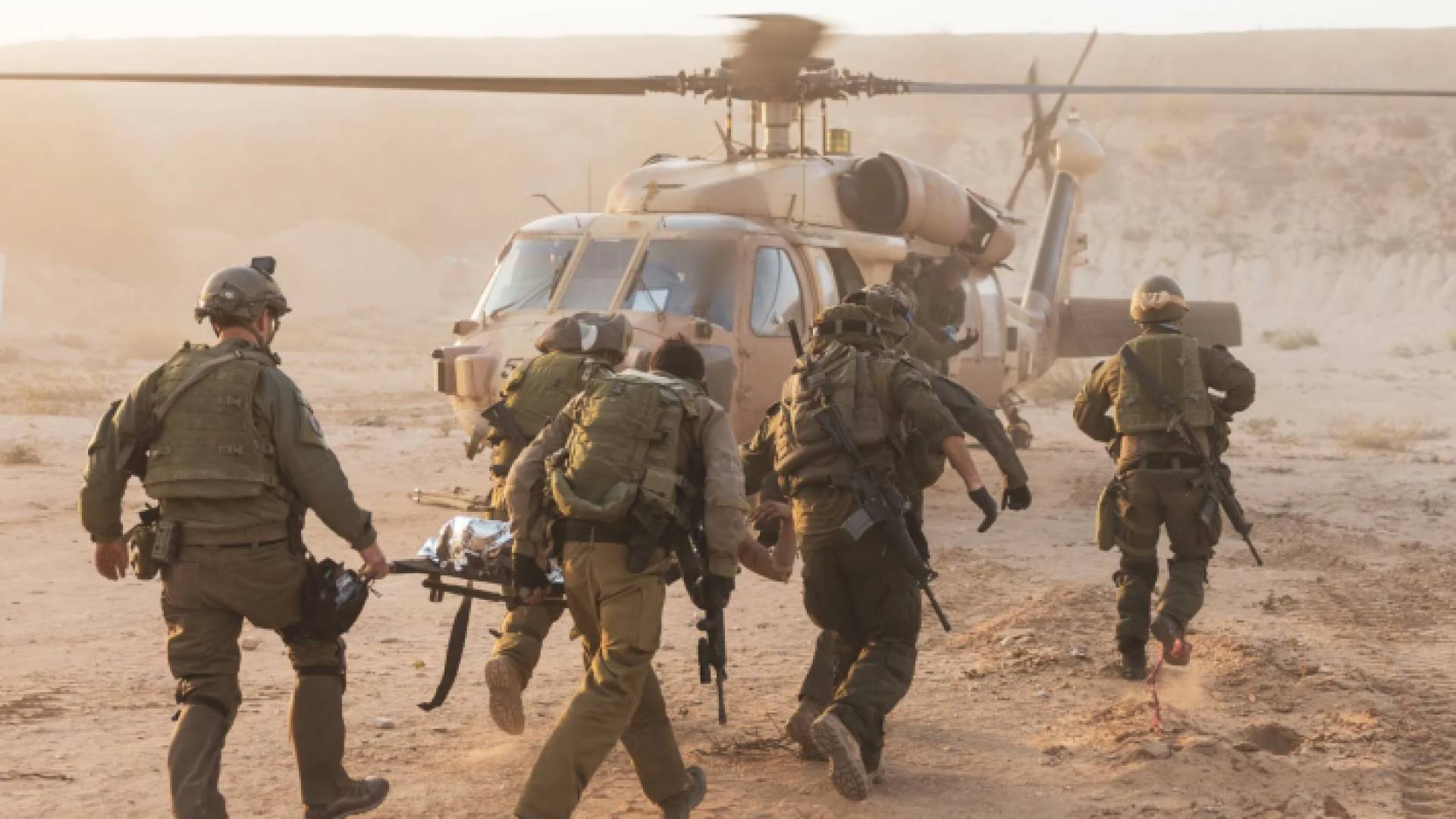 جنود في جيش الاحتلال ينقلون أحد المصابين في قطاع غزة