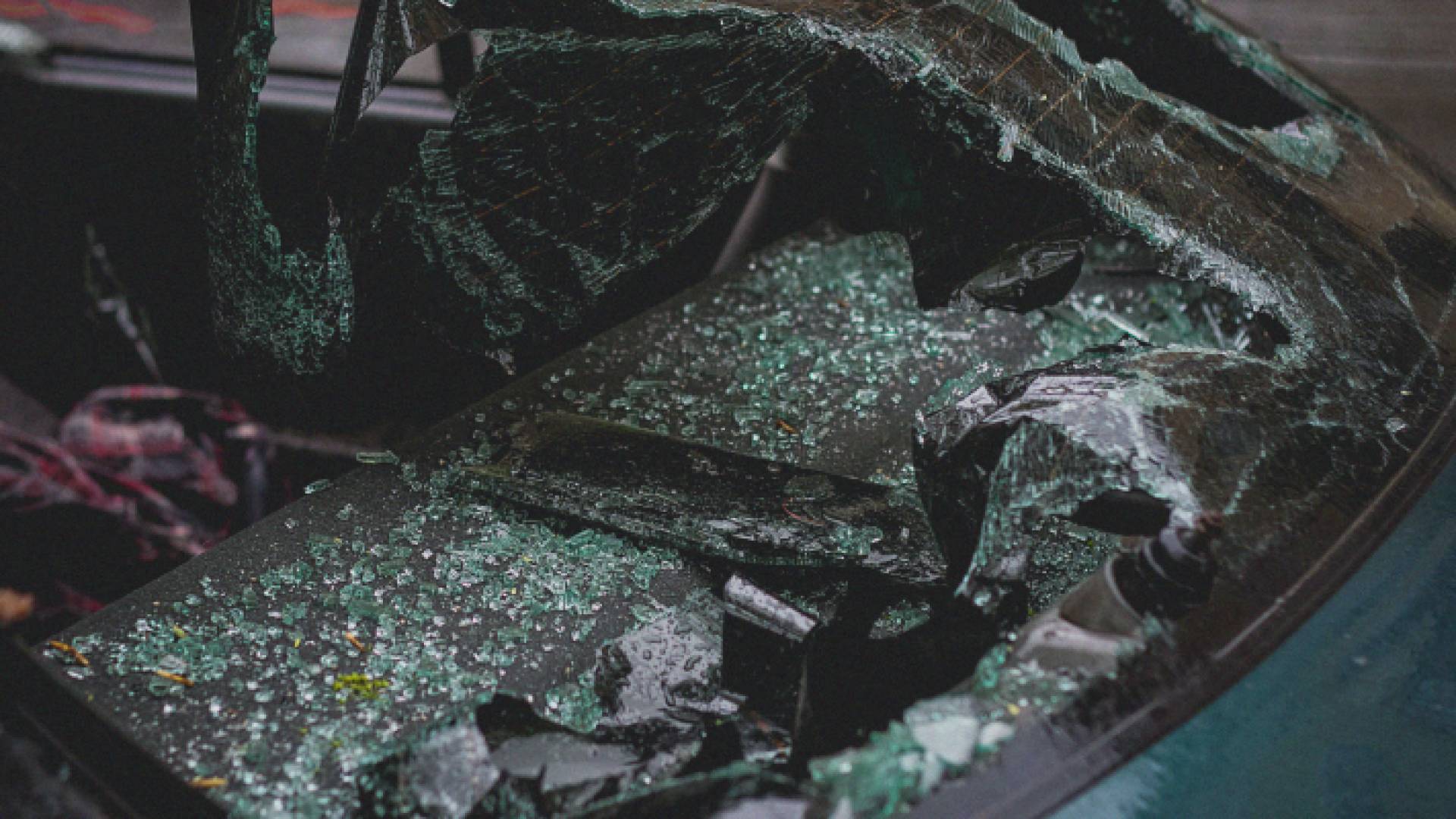تحطم زجاج سيارة جراء حادث - أرشيفية
