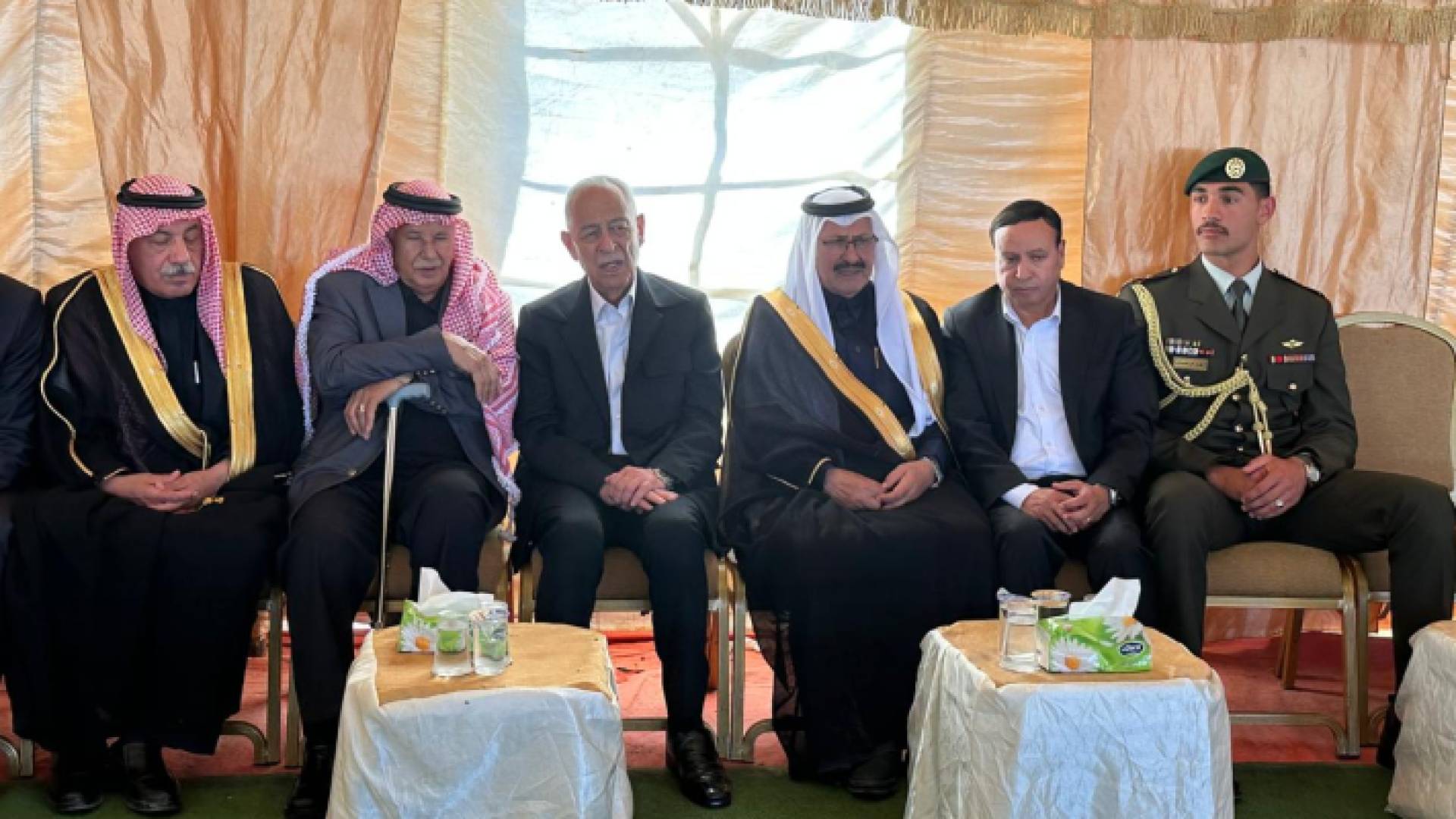 رئيس الديوان الملكي الهاشمي يوسف حسن العيسوي يقدم واجب العزاء