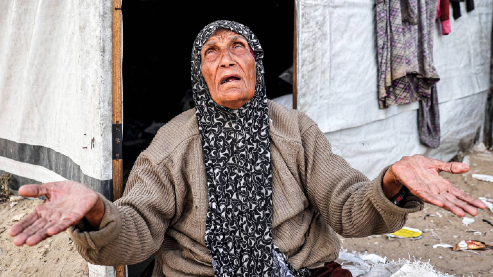 سيدة فلسطينية في مخيم يؤوي نازحين في رفح