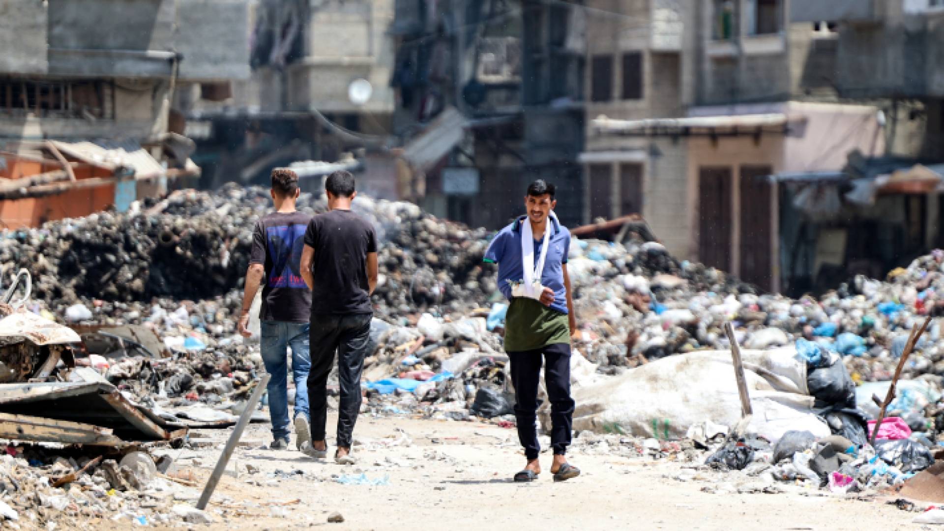 فلسطينيون وسط الدمار في قطاع غزة