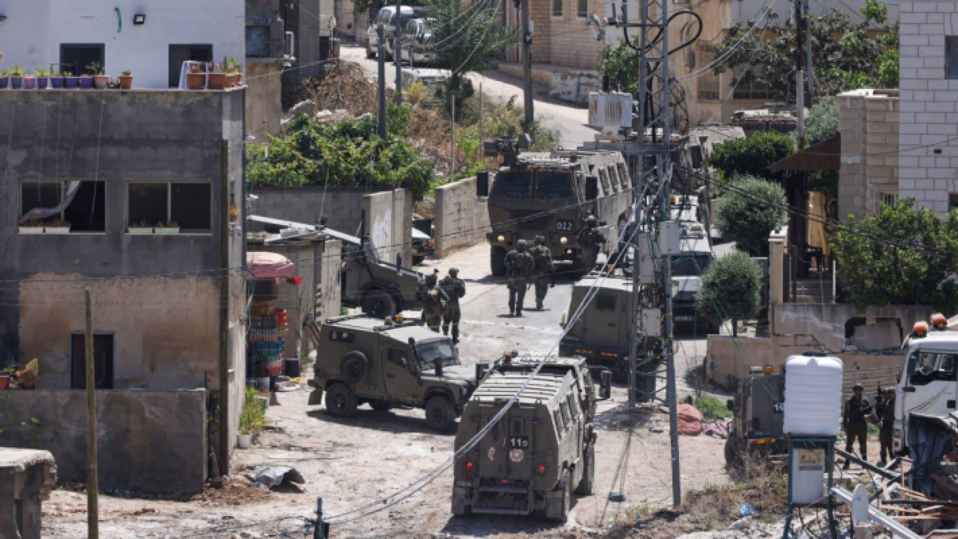 قوات الاحتلال تحاصر منزلا في طولكرم بالضفة الغربية