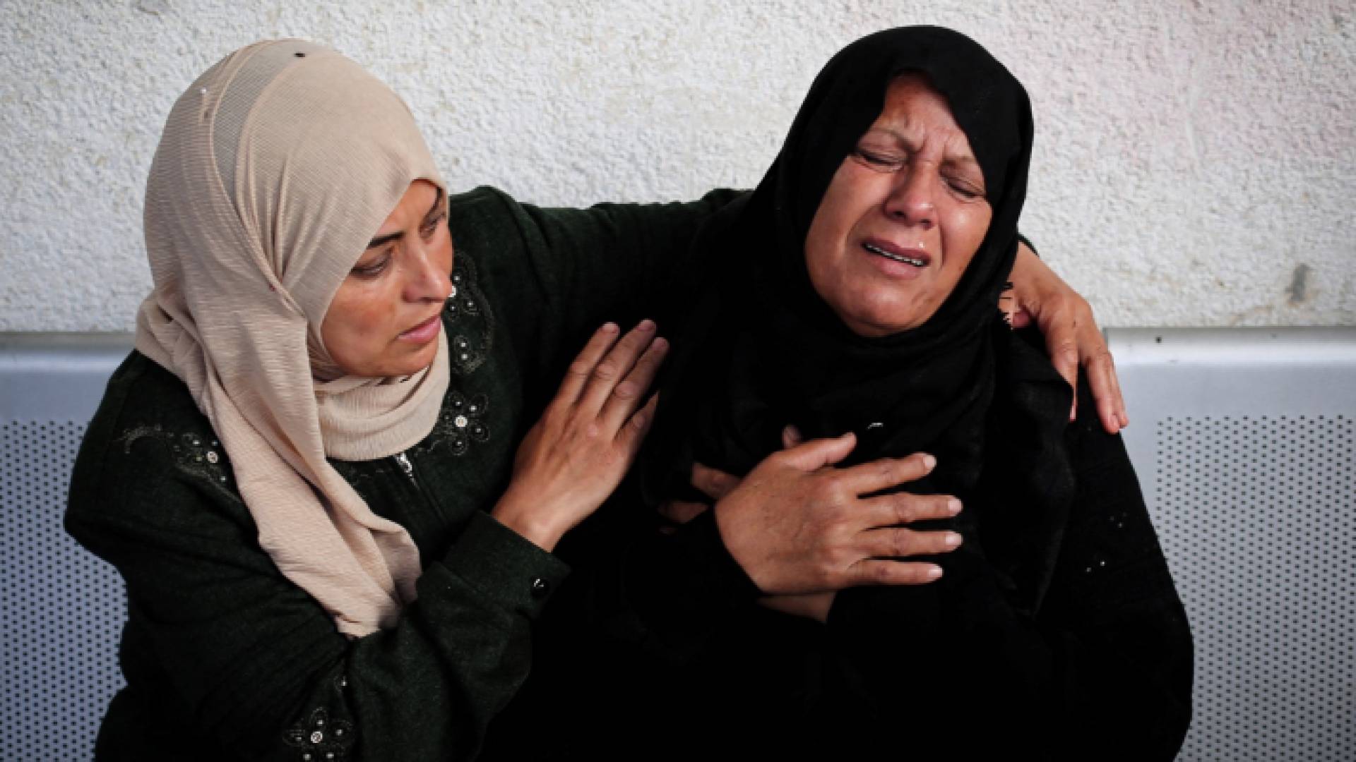 سيدة تبكي أحبائها الذين استشهدوا في قصف الاحتلال الإسرائيلي