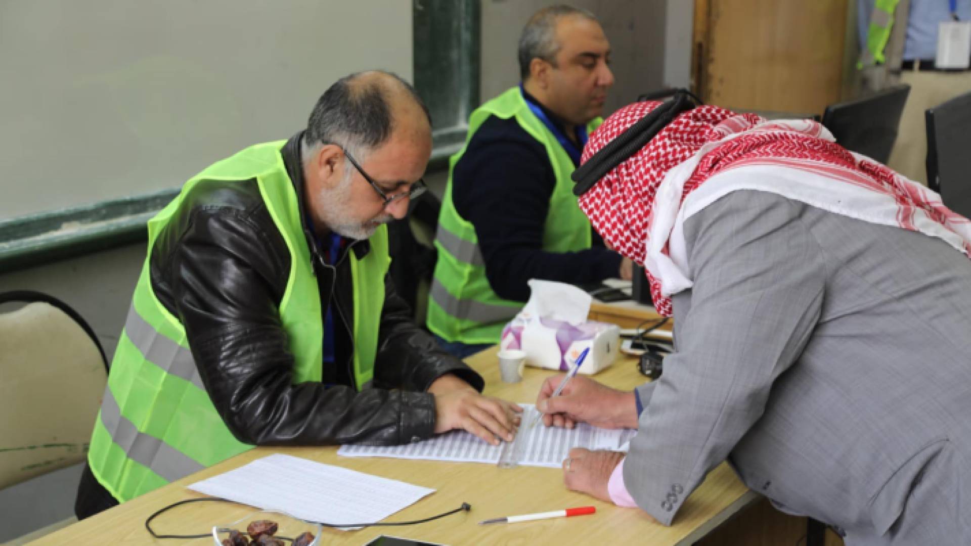 أحد الناخبين يتفقد اسمه بين الكشوفات - أرشيف