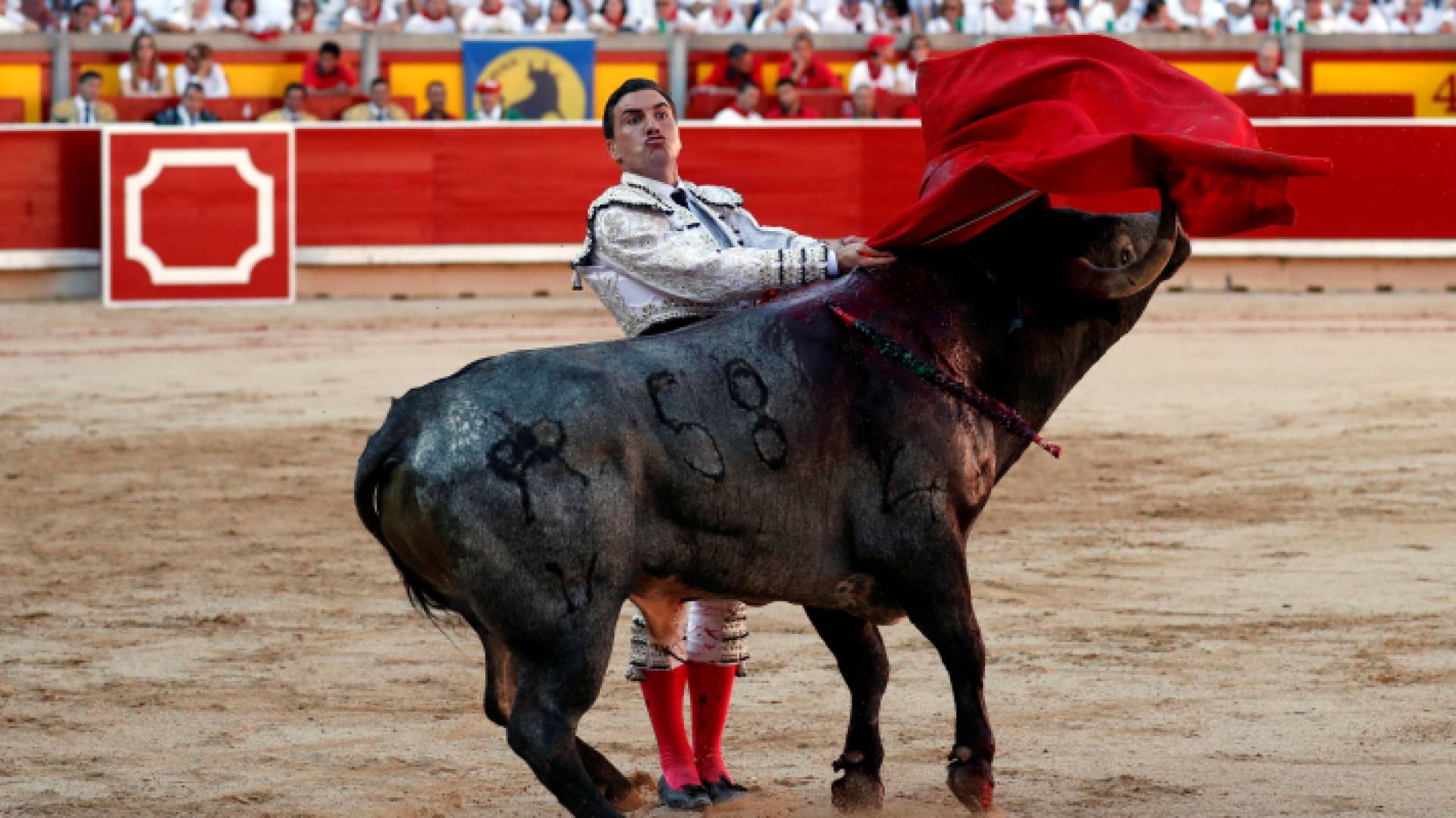 مصارع الثيران أوكتافيو تشاكون يؤدي تمريرة إلى ثور خلال مهرجان سان فيرمين - إسبانيا
