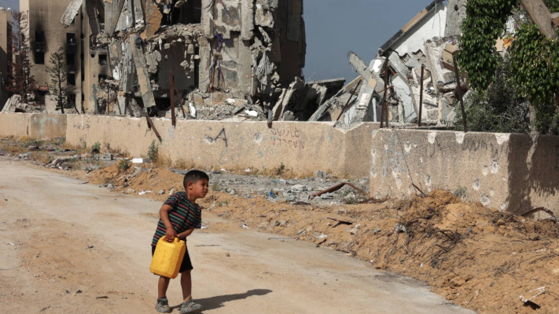 فتى فلسطيني وسط الدمار في قطاع غزة