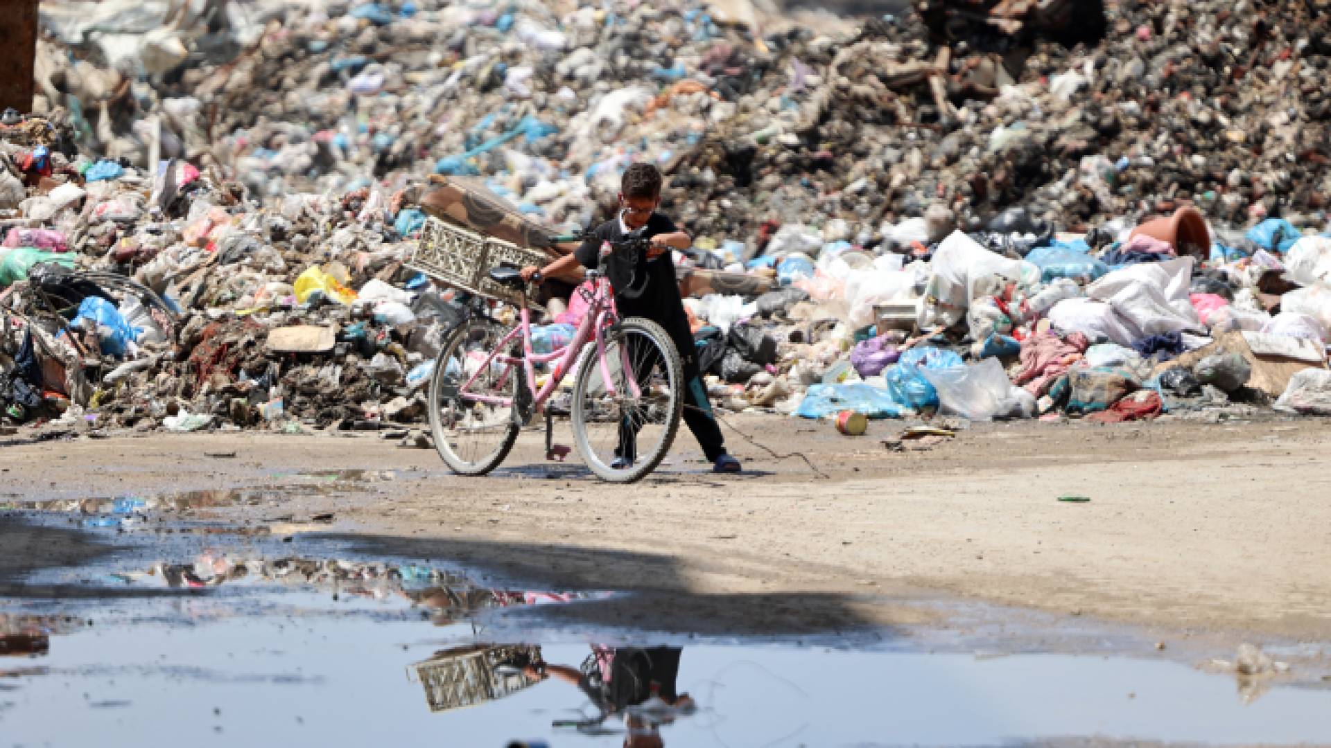 فتى فلسطيني وسط الدمار في قطاع غزة