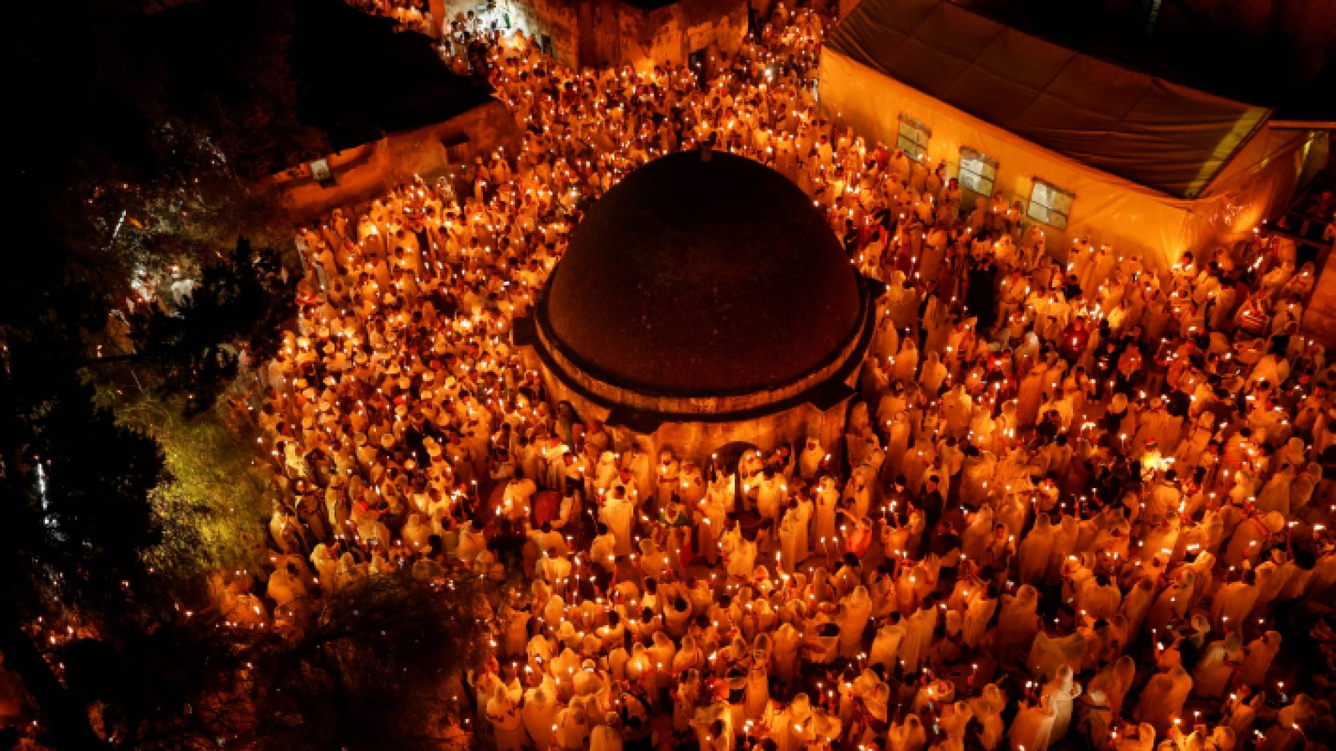 مصلون أرثوذكس يحملون الشموع خلال مراسم إشعال النار المقدسة في كنيسة القيامة - البلدة القديمة بالقدس