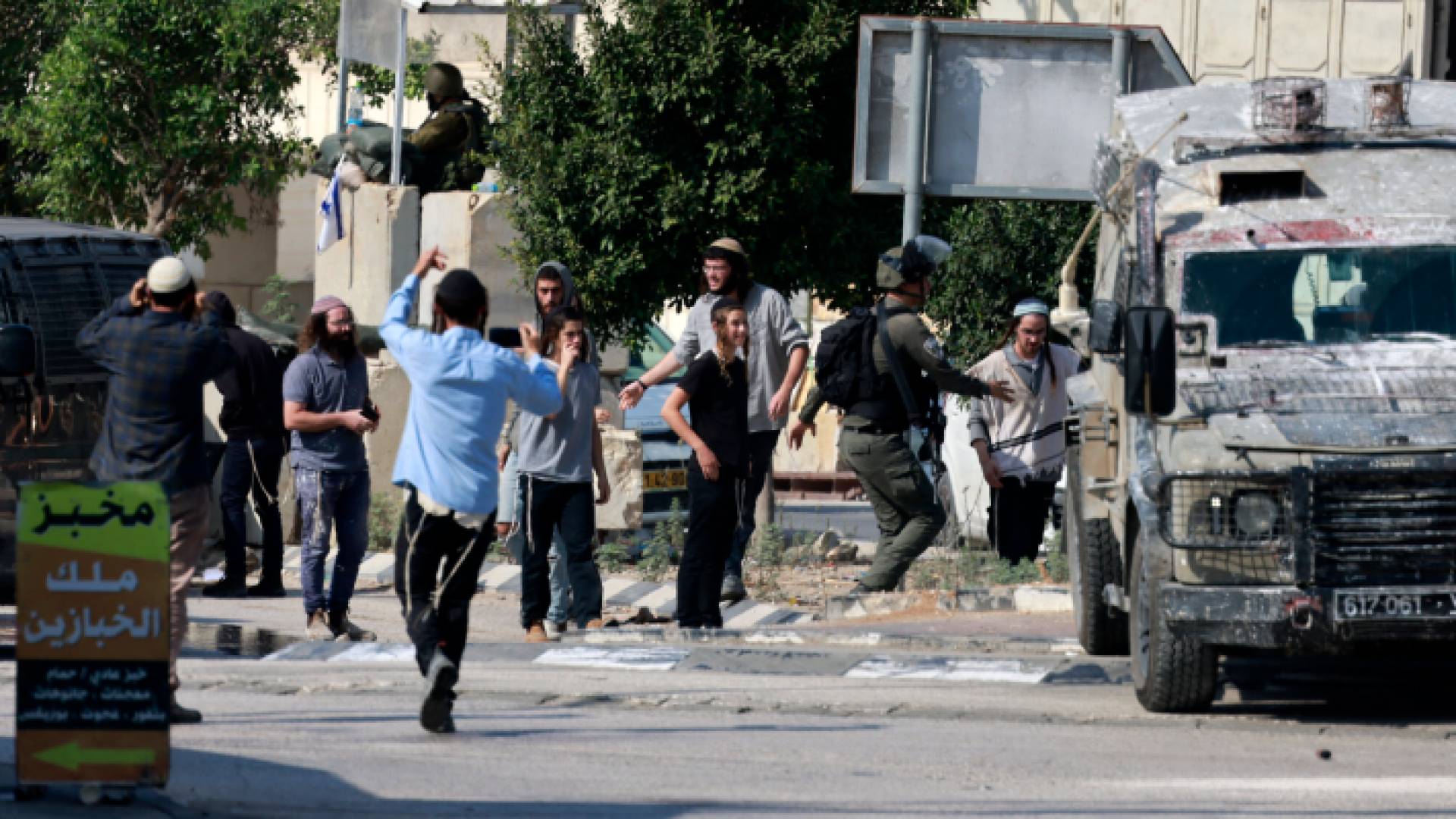 مستوطنون متطرفون يهاجمون مناطق بالضفة بإسناد من قوات الاحتلال