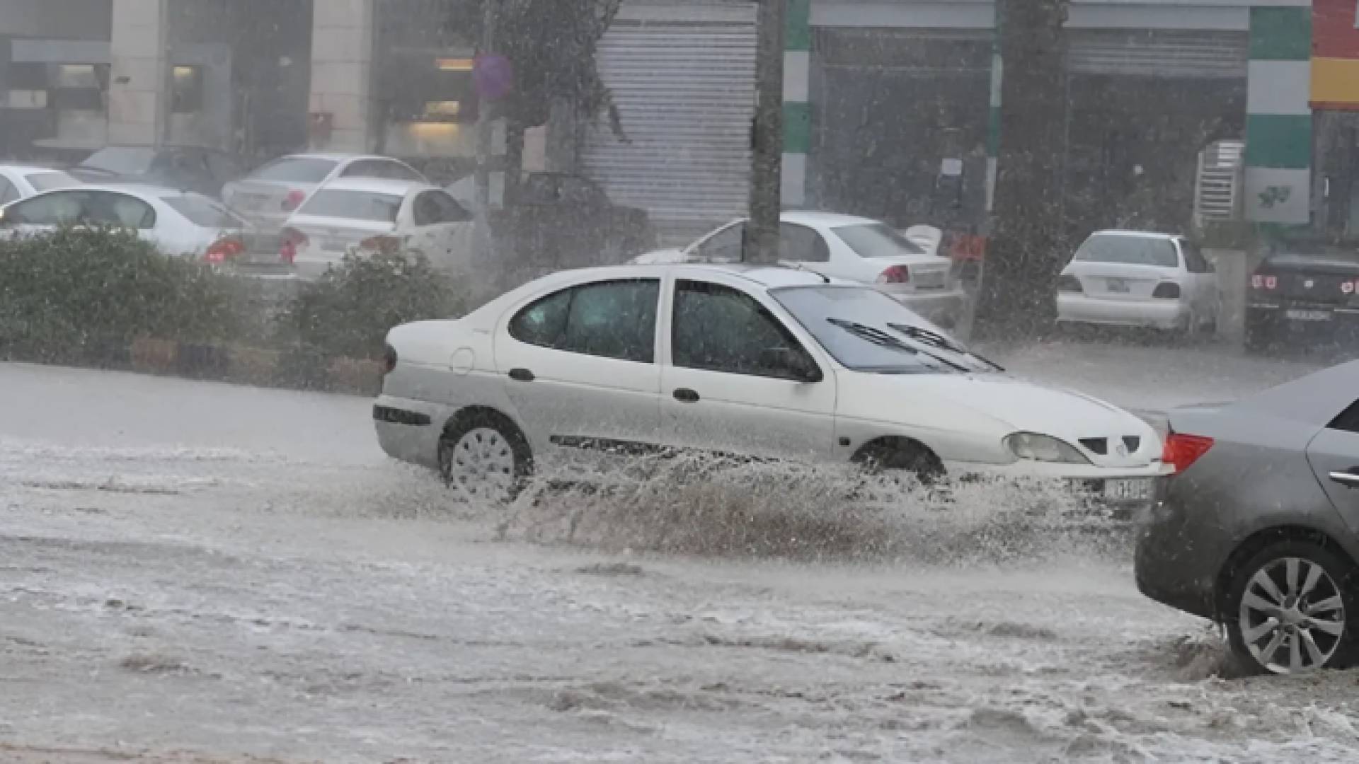 ارتفاع منسوب المياه على أحد الطرق