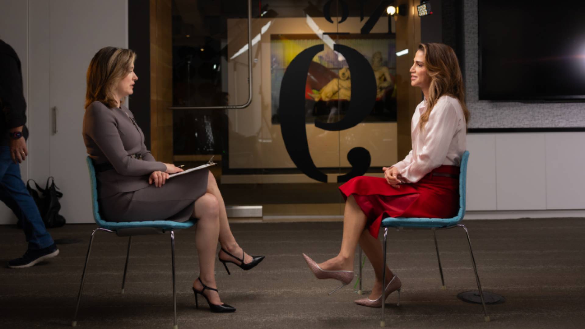 الملكة رانيا خلال مقابلة تلفزيونية مع الإعلامية الأمريكية مارغريت برينان على شبكة "سي بي إس" الأمريكية