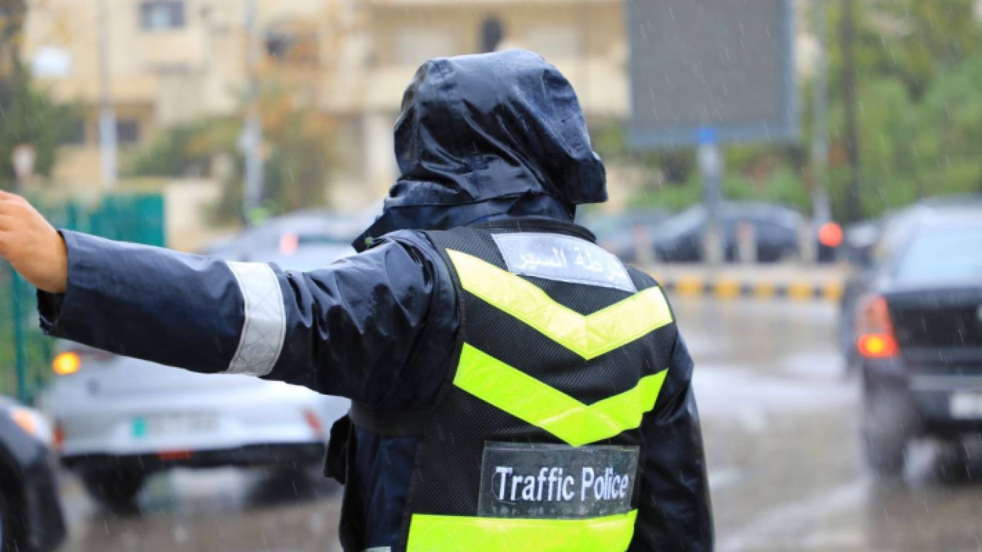 رجل أمن يقف وسط أجواء ماطرة