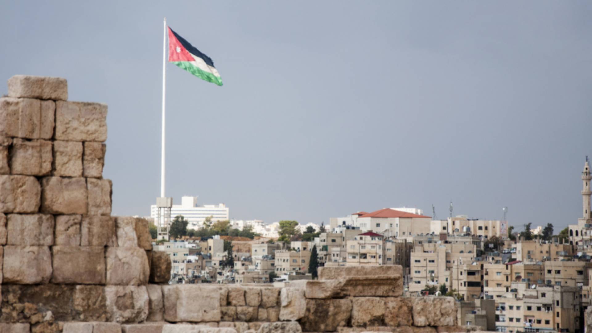 مشهد للعلم الأردني وهو يرفرف من موقع جبل القلعة الأثري