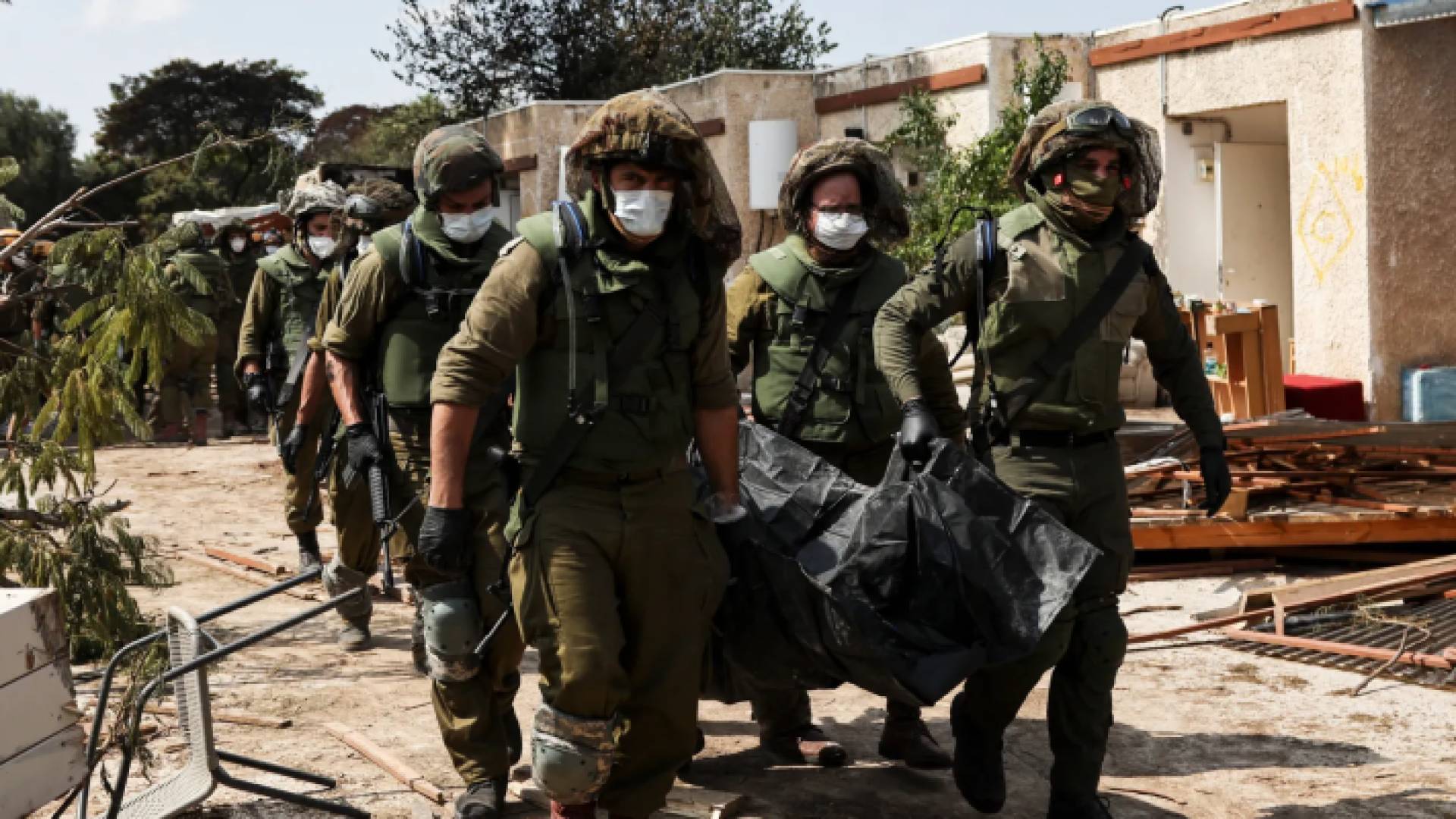 جنود من جيش الاحتلال يحملون أحد قتلاهم