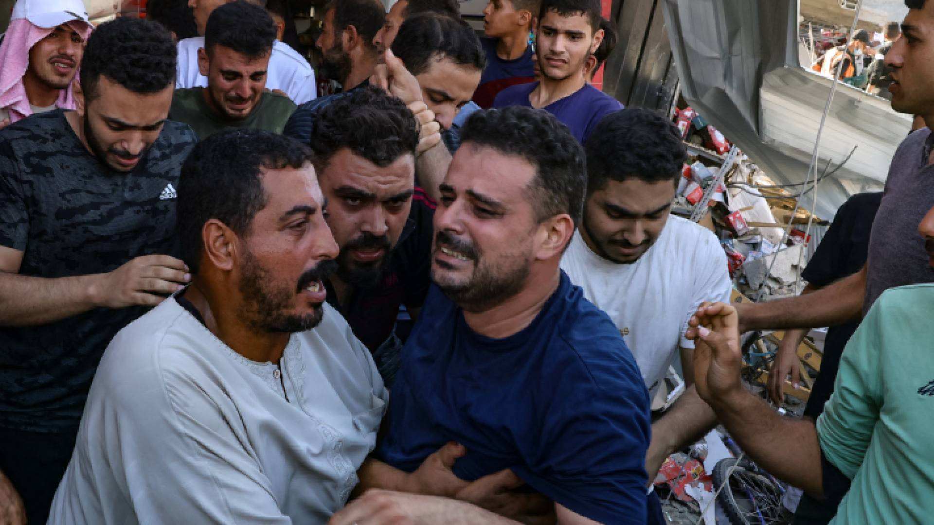 فلسطيني يبكي بعد استهداف عائلته في مخيم رفح بقطاع غزة