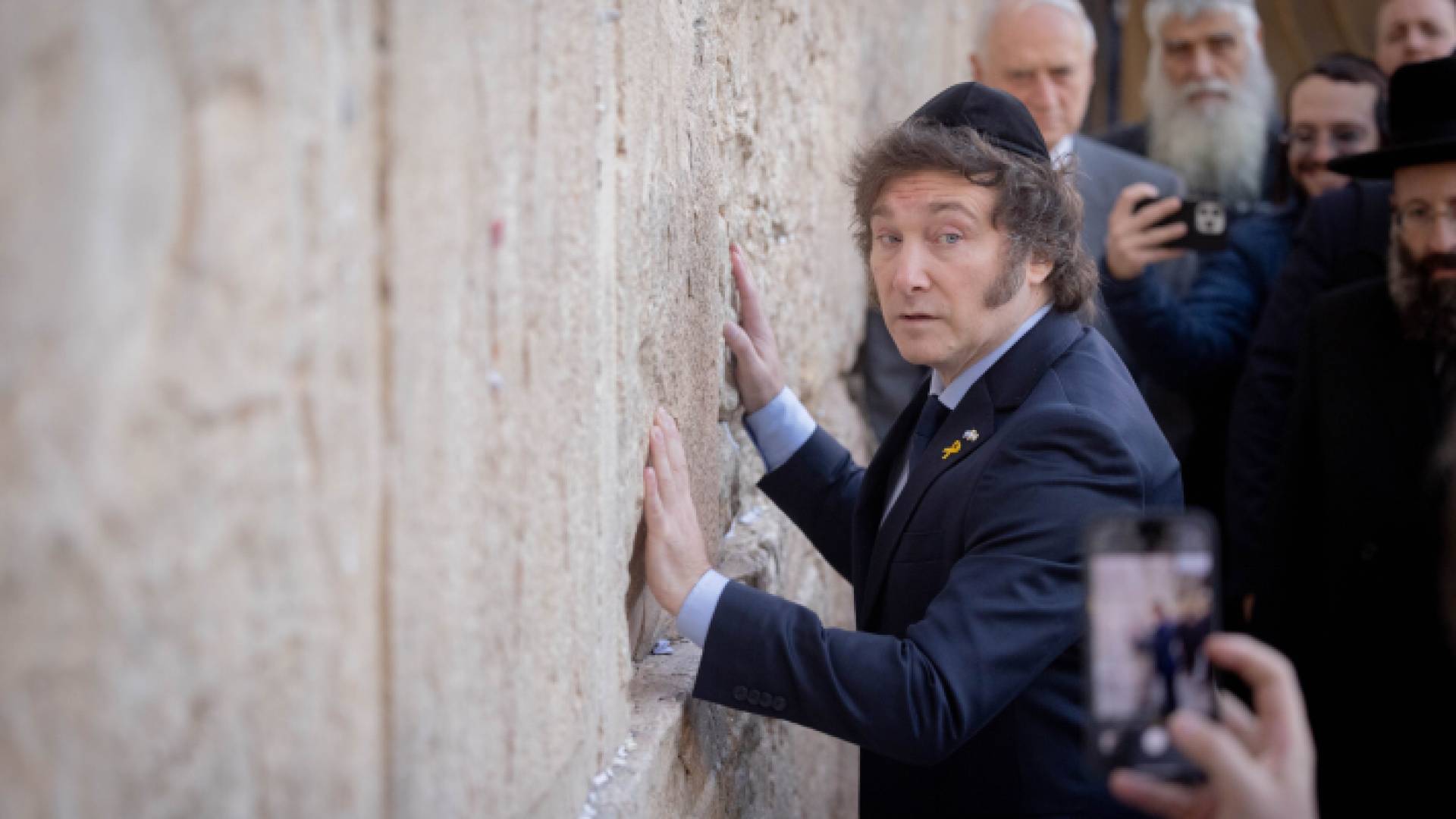 الرئيس الأرجنتيني خافيير ميلي أمام حائط البراق في القدس لدعم الاحتلال الإسرائيلي