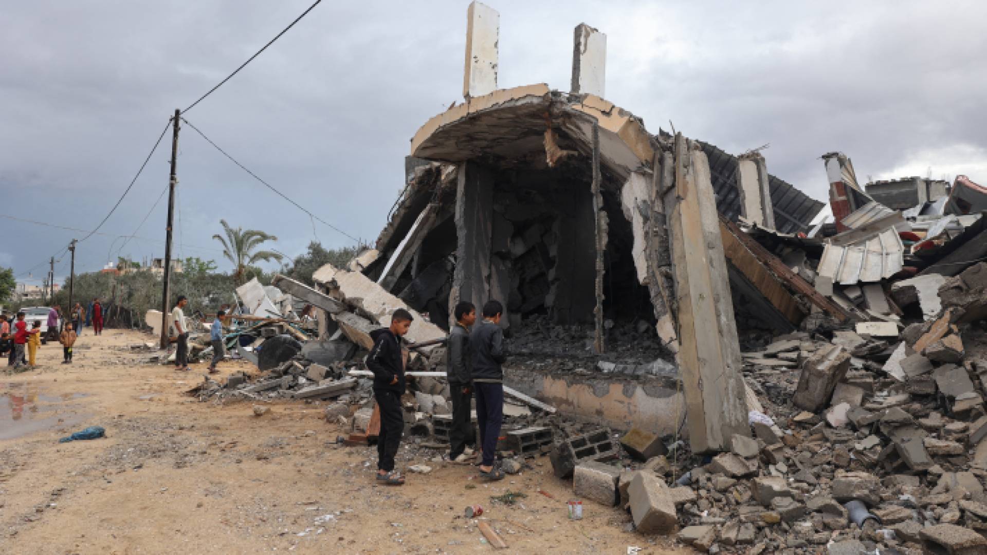 أطفال فلسطينيون يتفقدون بالقرب من أحد المنازل المدمرة في أعقب غارات للاحتلال على رفح في جنوب قطاع غزة