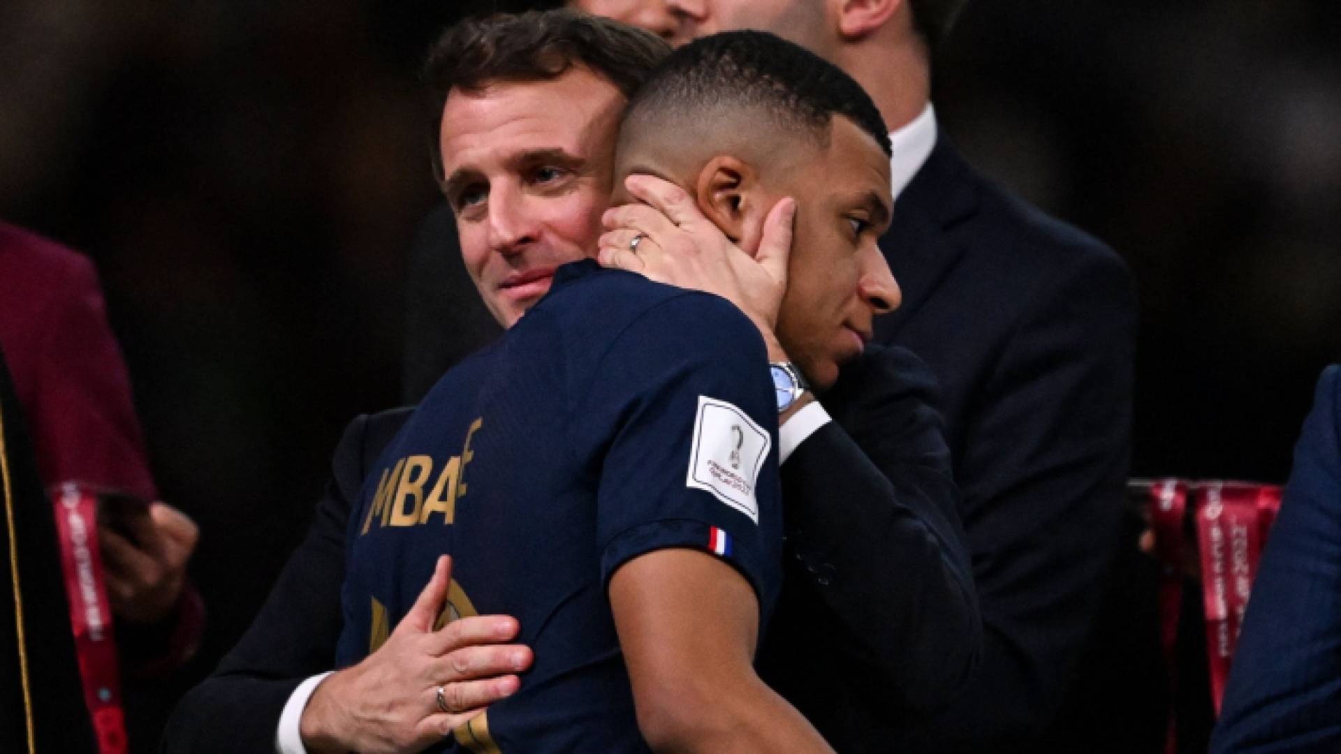 الرئيس الفرنسي ايمانويل ماكرون مع اللاعب مبابي