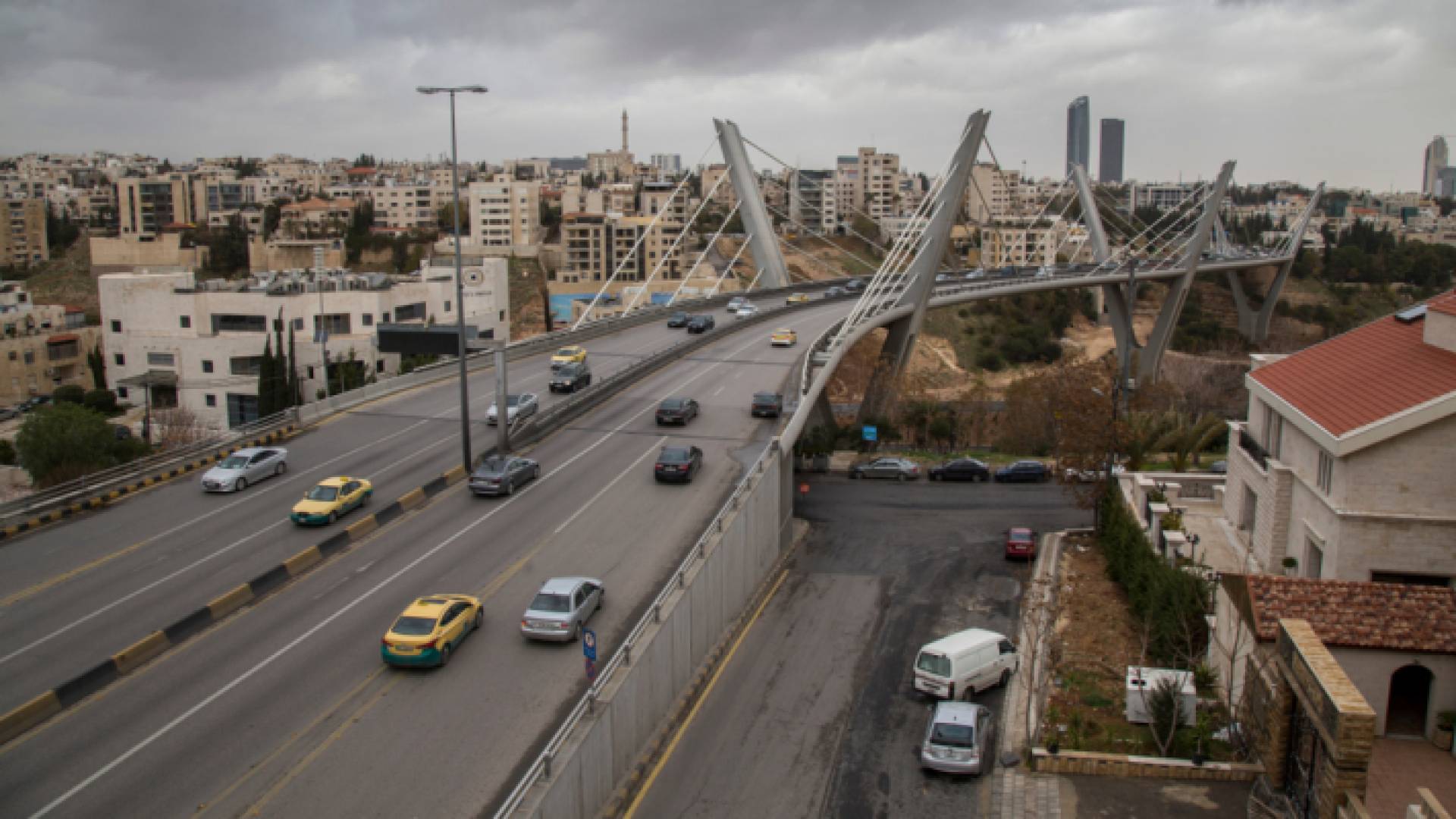 مشهد جوي لجسر عبدون المعلق