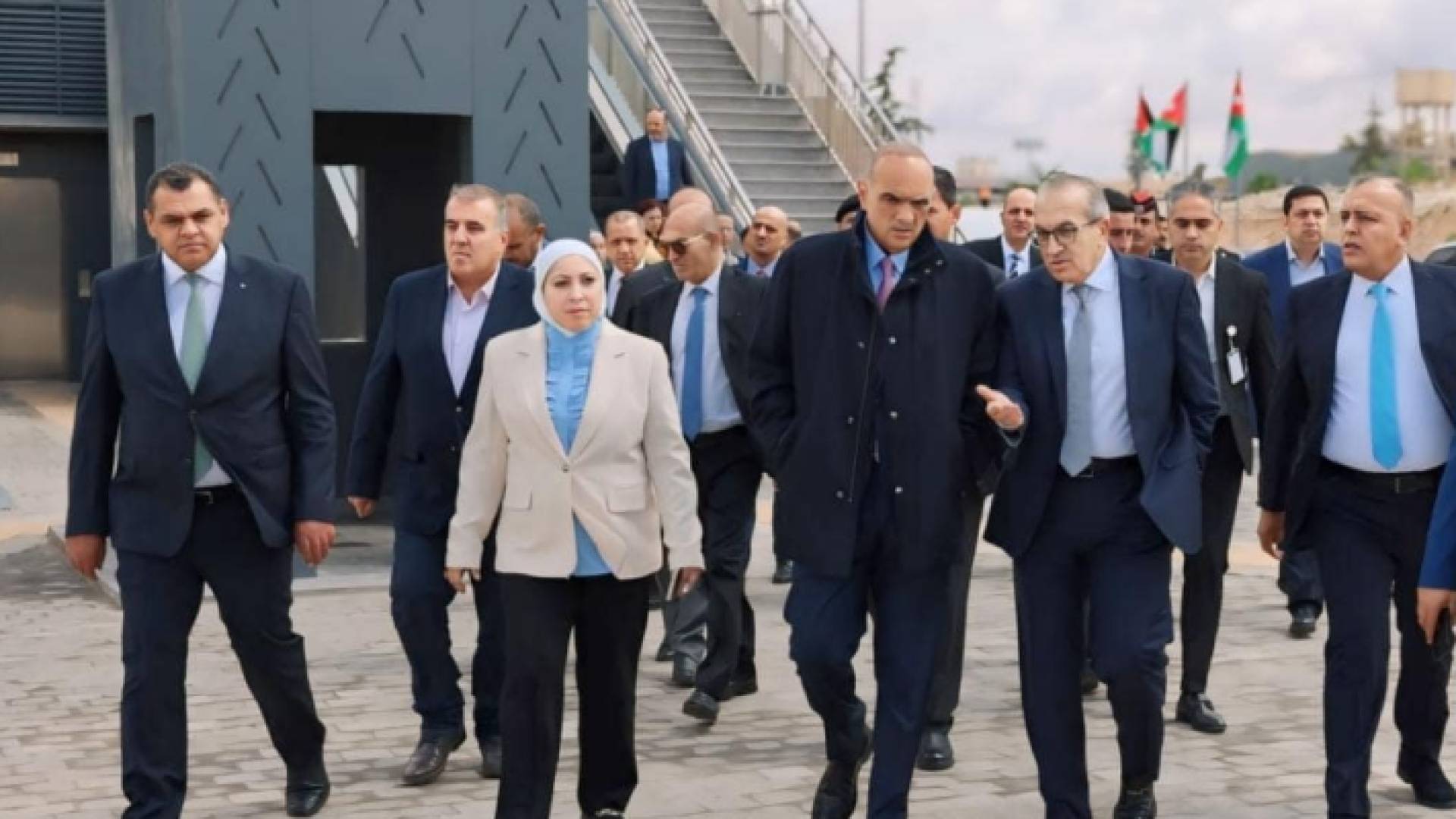 خلال تفقد رئيس الوزراء الدكتور بشر الخصاونة سير العمل في مشروع مسار ومحطات حافلات التردد السريع