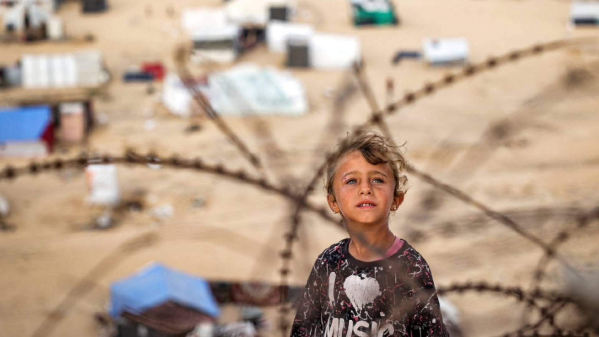 طفلة في مخيم نازحين في مدينة رفح جنوبي قطاع غزة