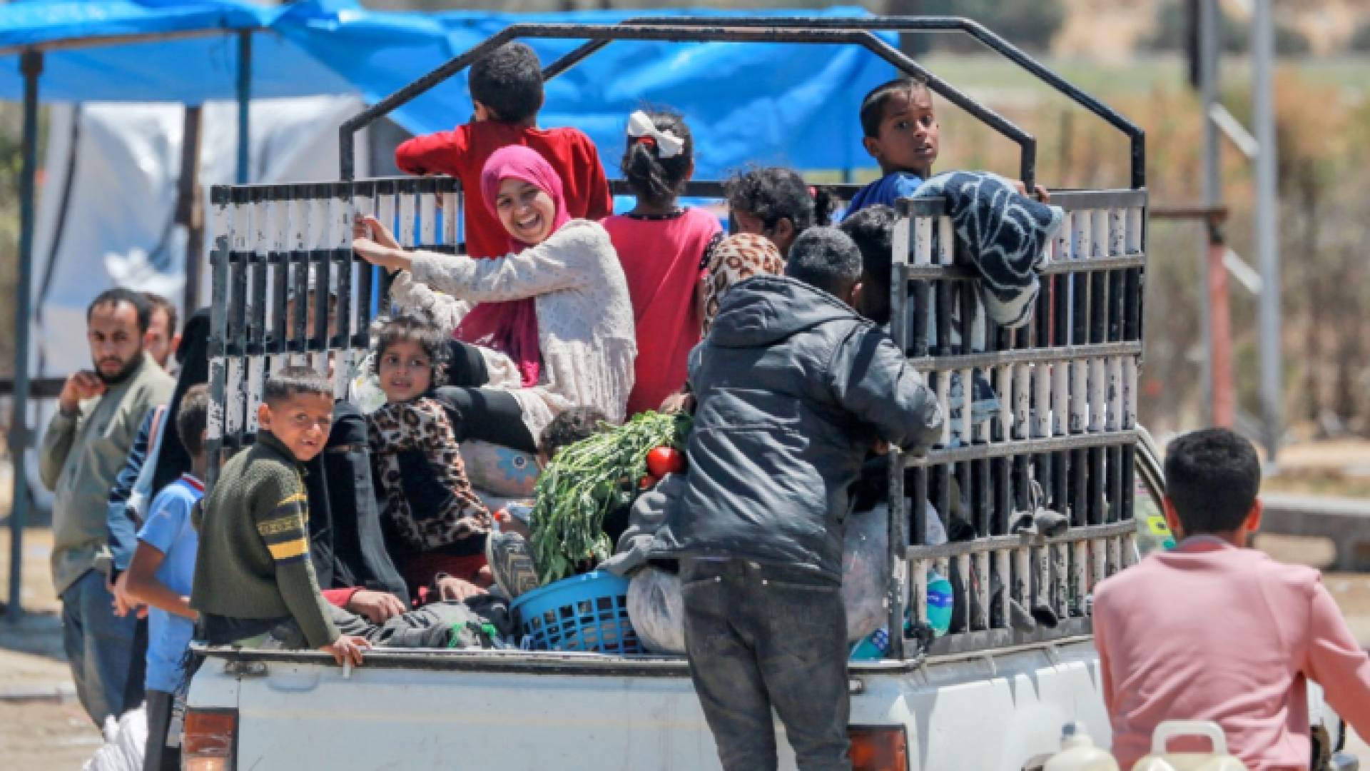 النازحون الفلسطينيون الذين غادروا مع أمتعتهم من رفح في جنوب قطاع غزة