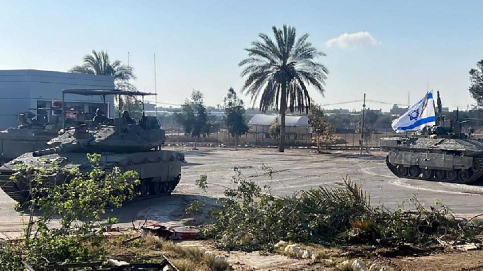 دبابات جيش الاحتلال تدخل الجانب الفلسطيني من معبر رفح الحدودي