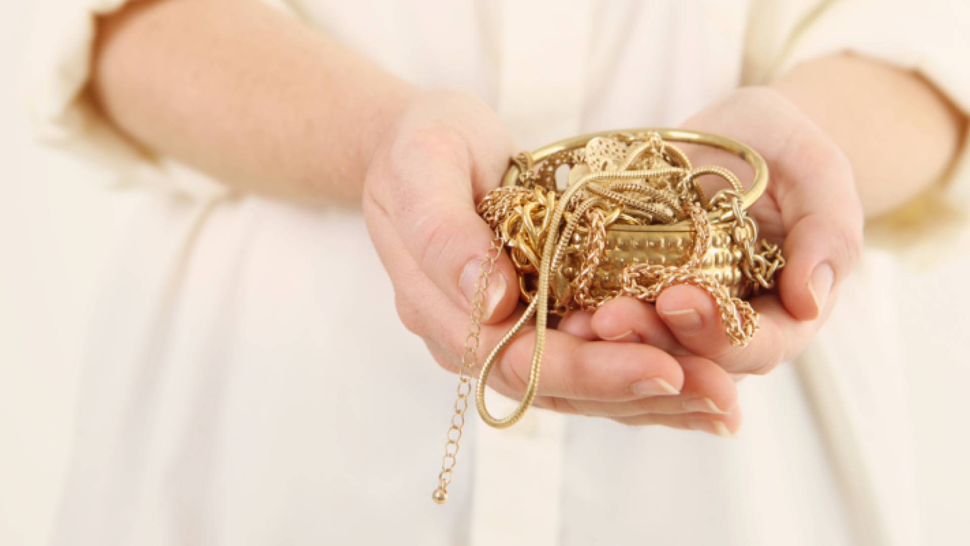 سيدة تحمل مصاغ ذهبي