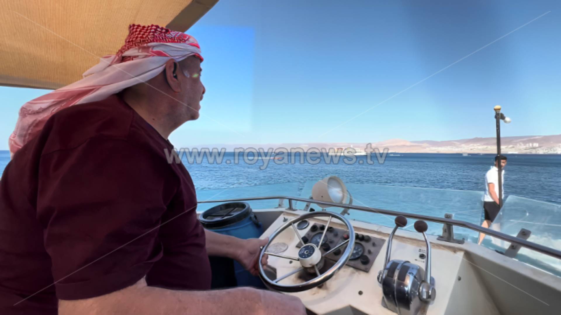 الصياد خاطر وهو يقود مركبه في البحر الأحمر - العقبة
