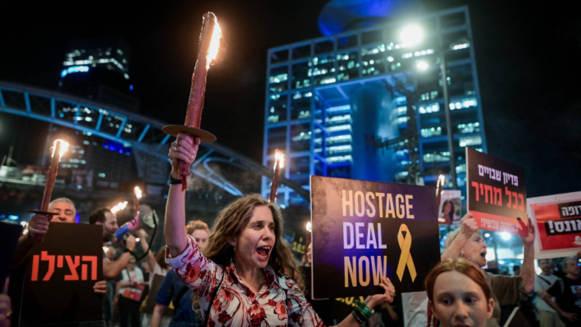 متظاهرون يحتجون للمطالبة بالإفراج عن المحتجزين في قطاع غزة، في تل أبيب